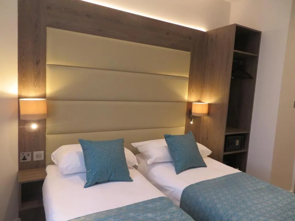 Bed in Glendale Hyde Park Hotel