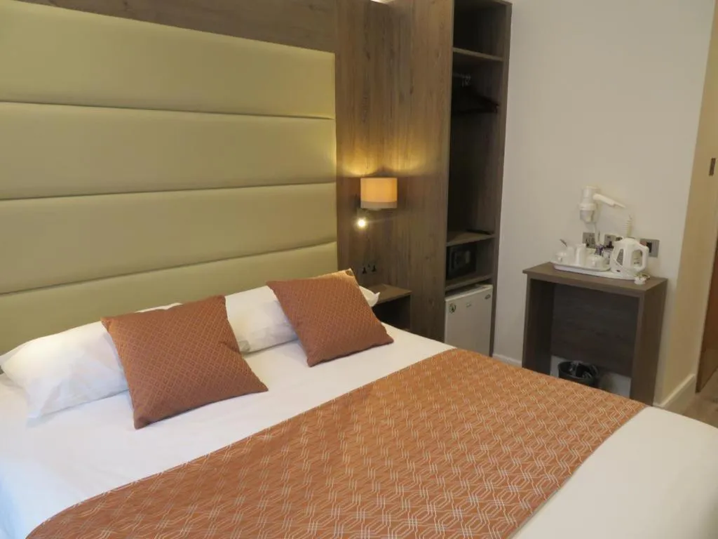 Bed in Glendale Hyde Park Hotel