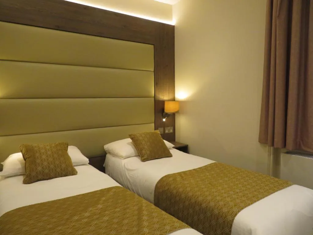 Bed in Glendale Hyde Park Hotel