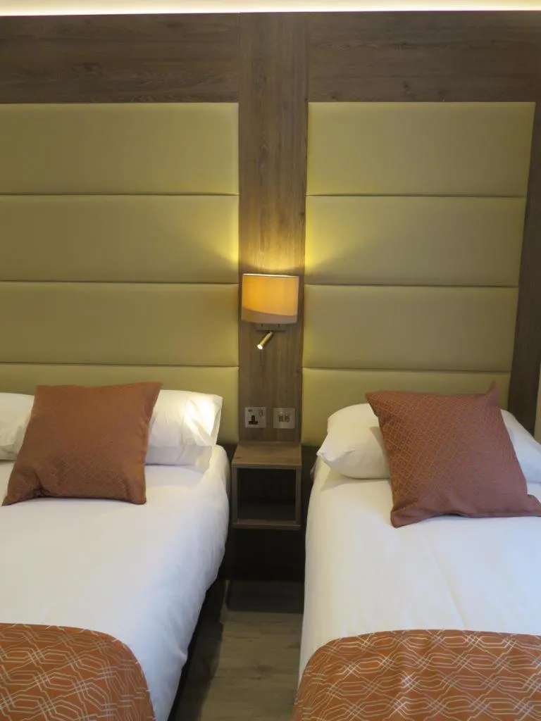 Bed in Glendale Hyde Park Hotel