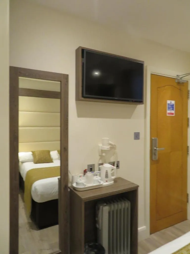 Bed in Glendale Hyde Park Hotel