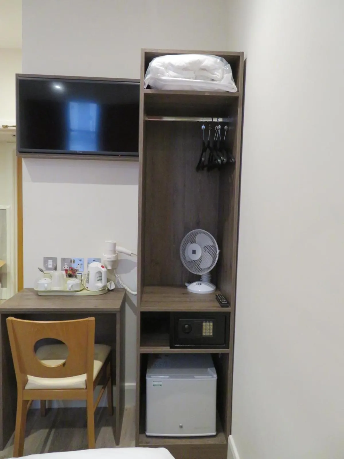 TV and multimedia in Glendale Hyde Park Hotel