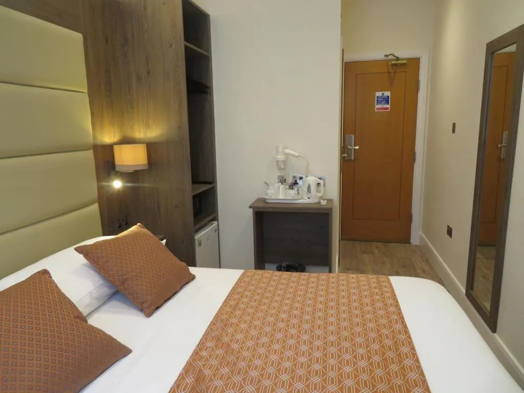 Bed in Glendale Hyde Park Hotel