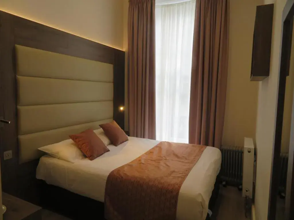 Bed in Glendale Hyde Park Hotel Bed in Glendale Hyde Park Hotel