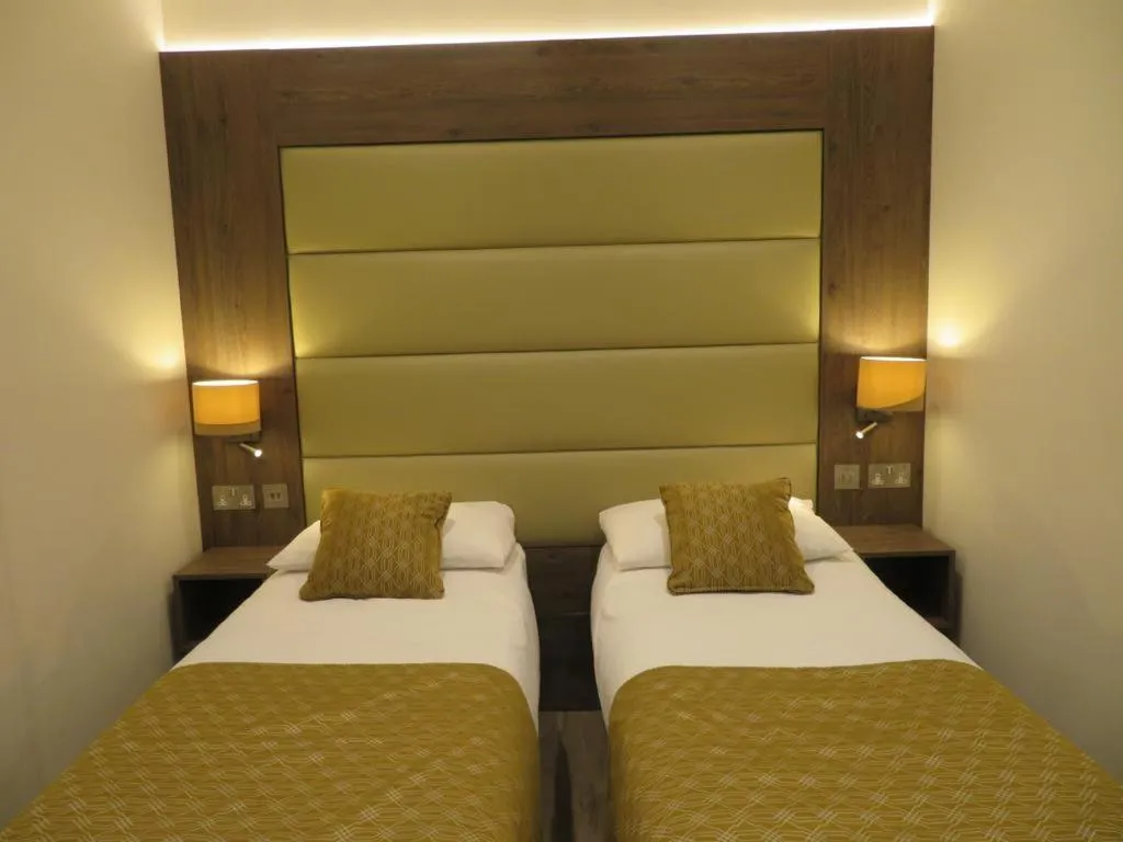 Bed in Glendale Hyde Park Hotel