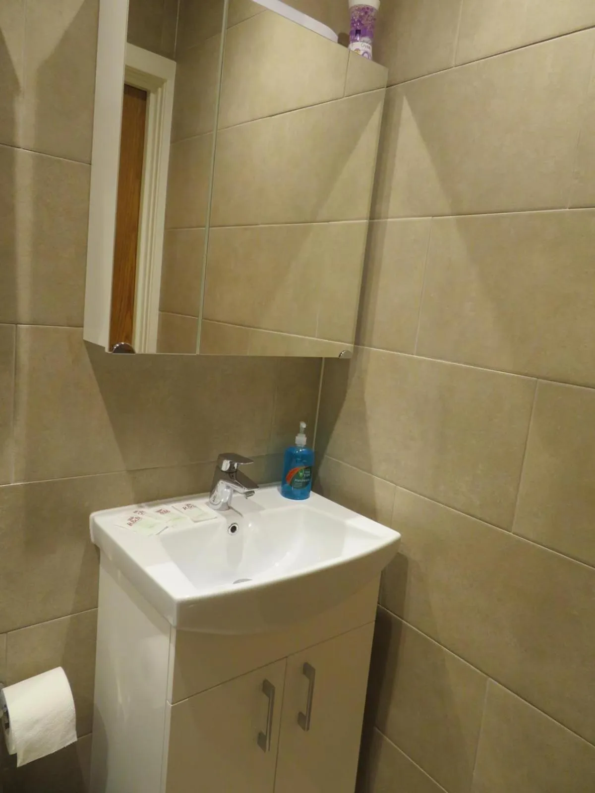 Bathroom in Glendale Hyde Park Hotel