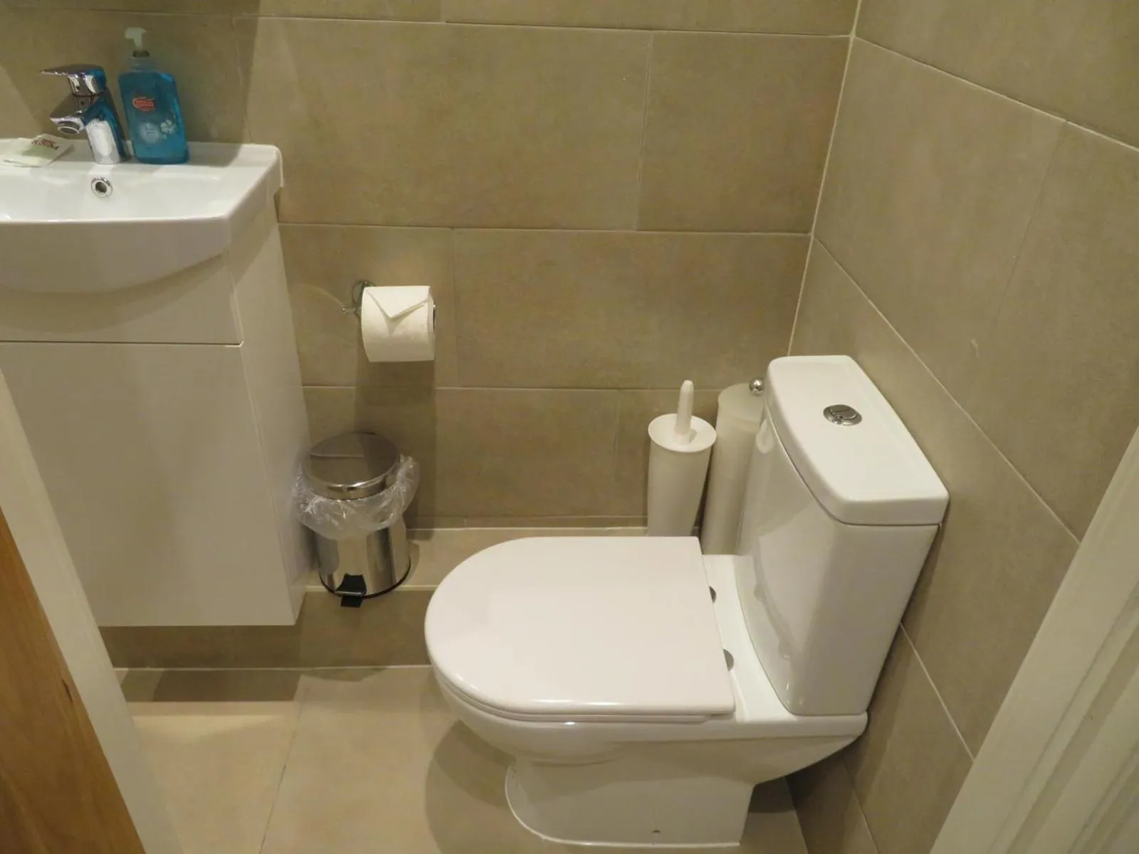 Shower in Glendale Hyde Park Hotel