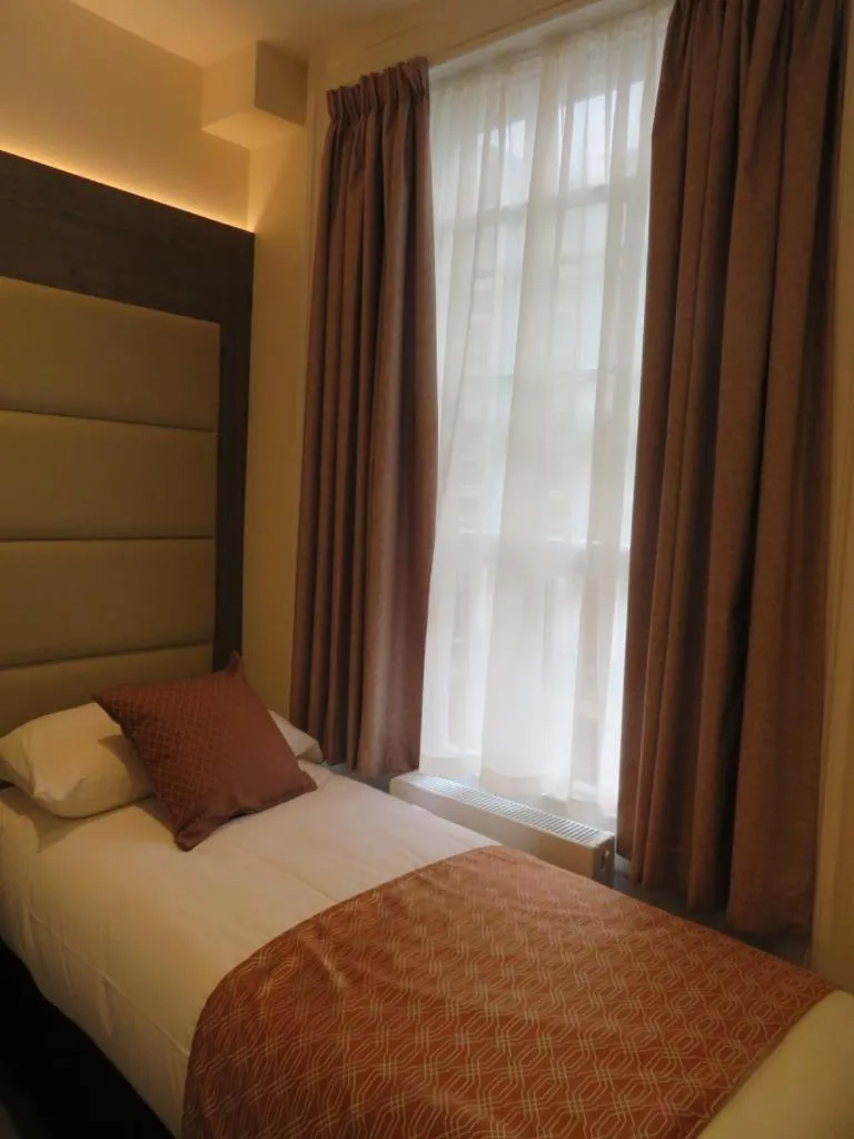 Bed in Glendale Hyde Park Hotel