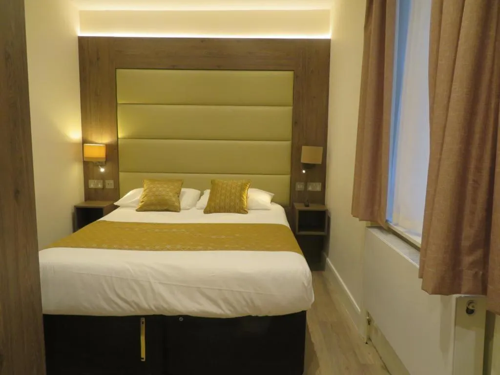 Bed in Glendale Hyde Park Hotel