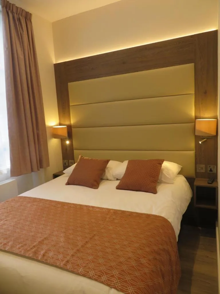 Bed in Glendale Hyde Park Hotel