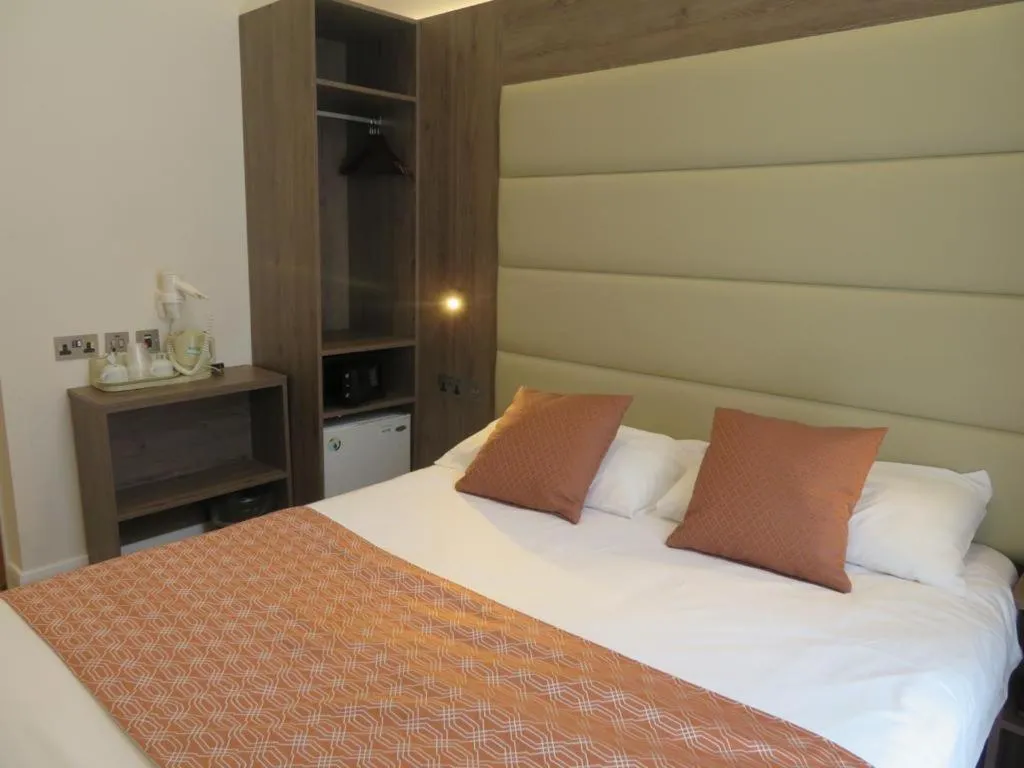 Bed in Glendale Hyde Park Hotel