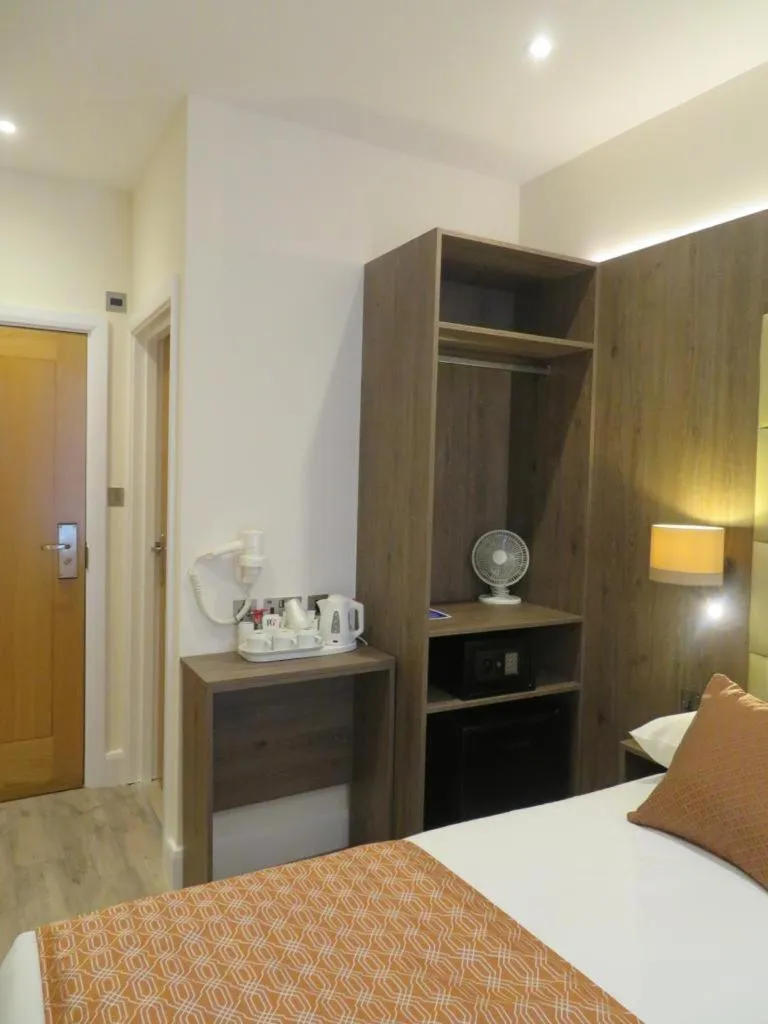 Bed in Glendale Hyde Park Hotel