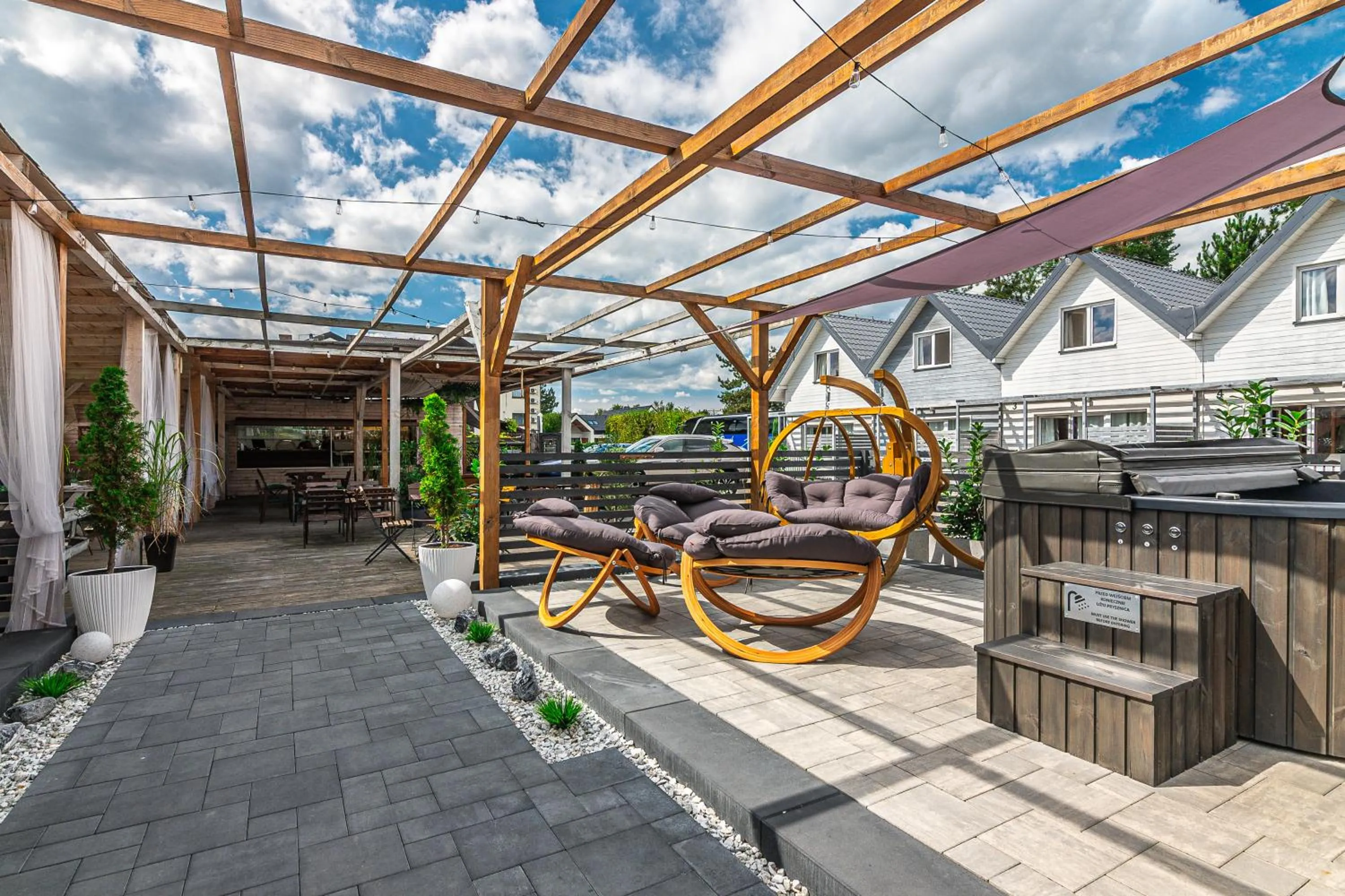 Old Tree Home & Restaurant