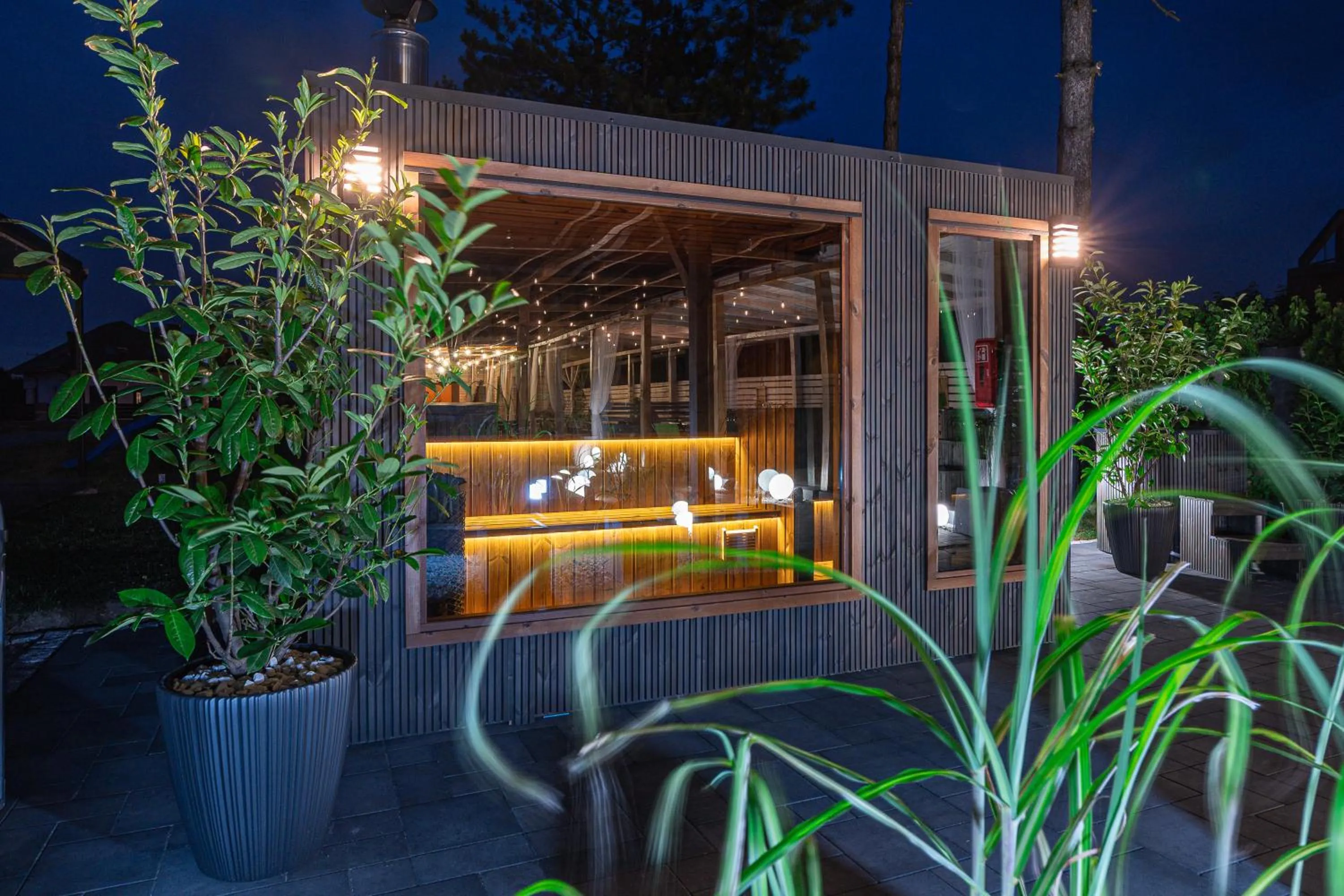 Old Tree Home & Restaurant