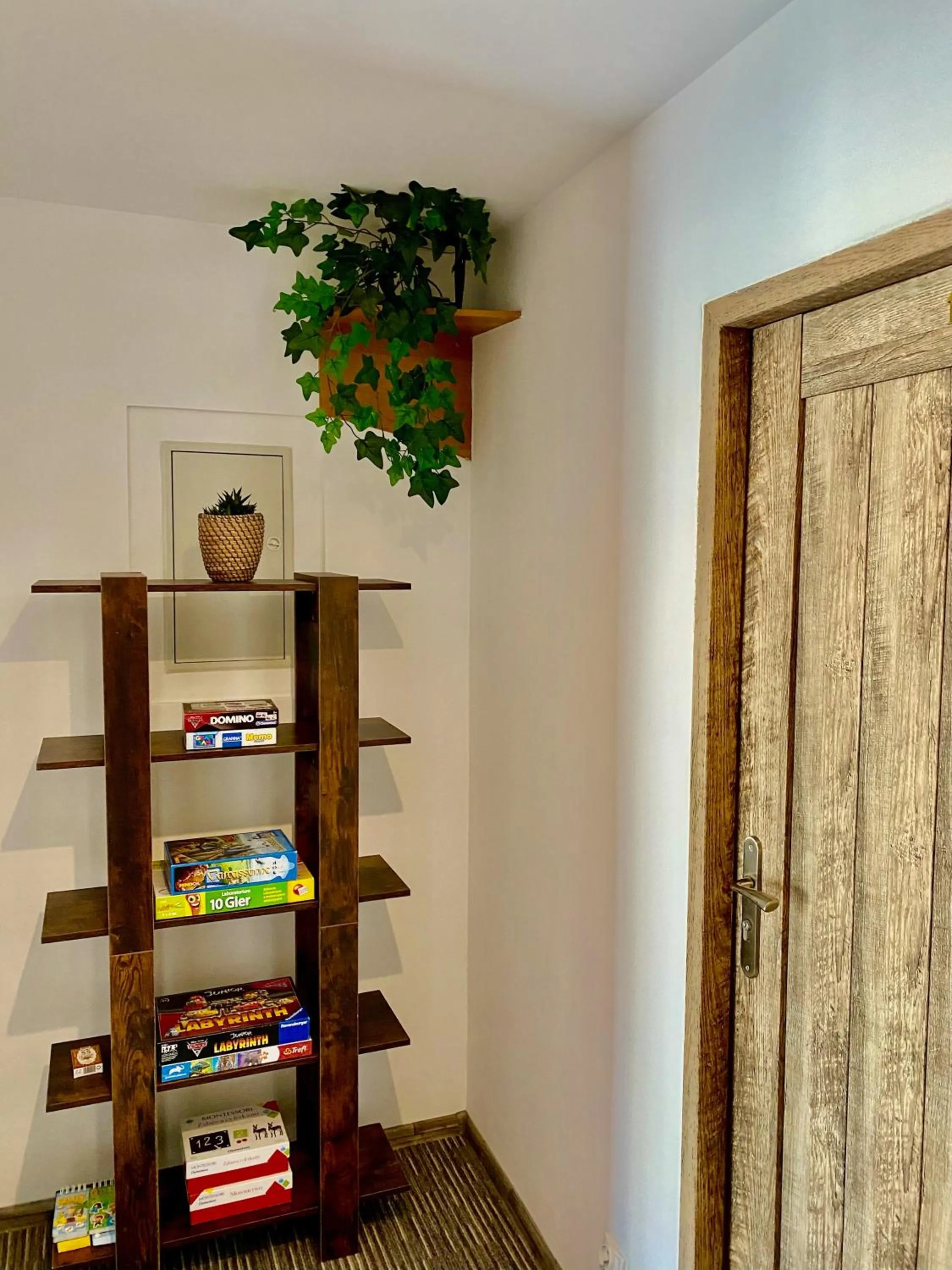 Library in Old Tree Home & Restaurant