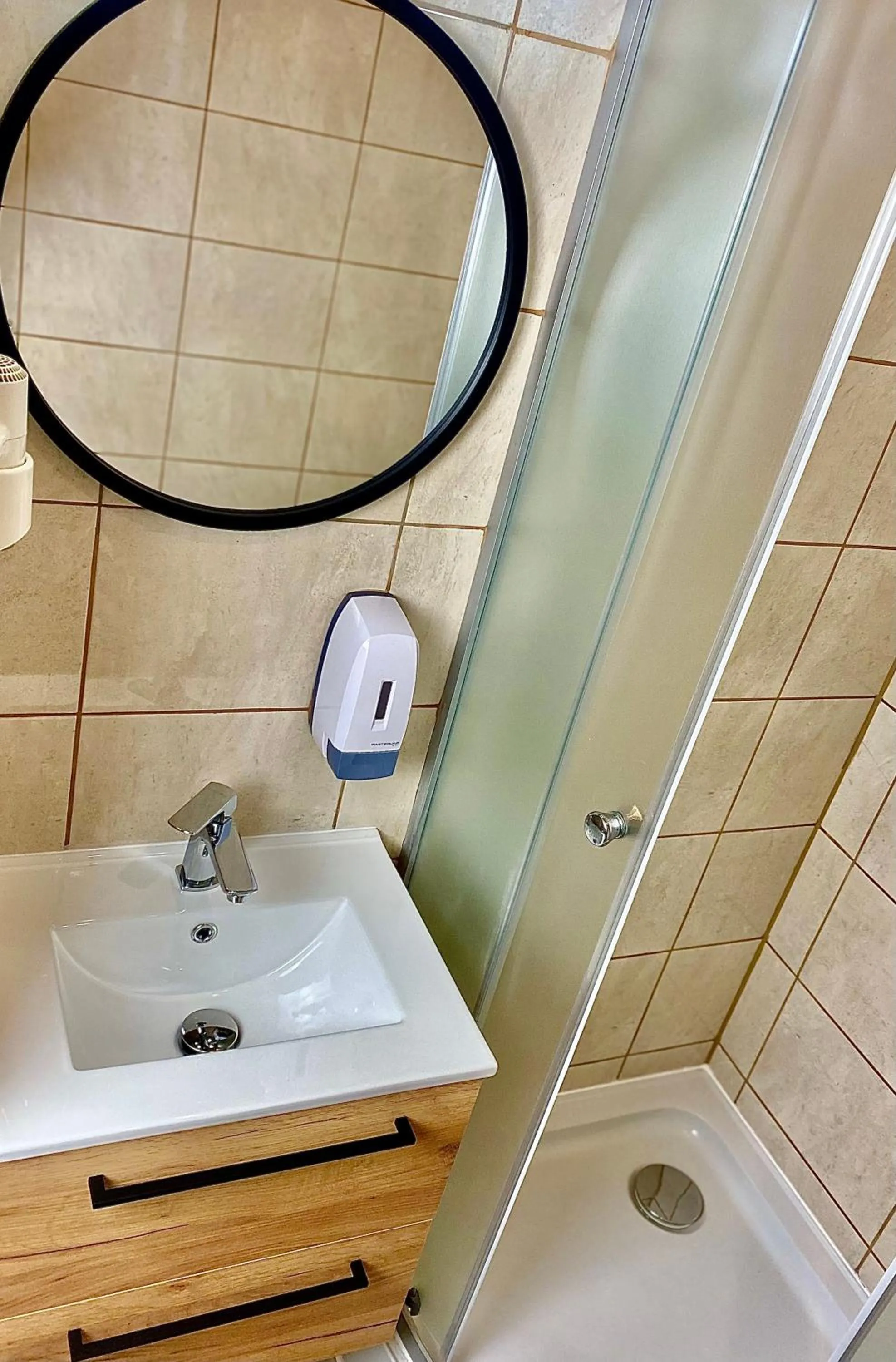 Shower in Old Tree Home & Restaurant