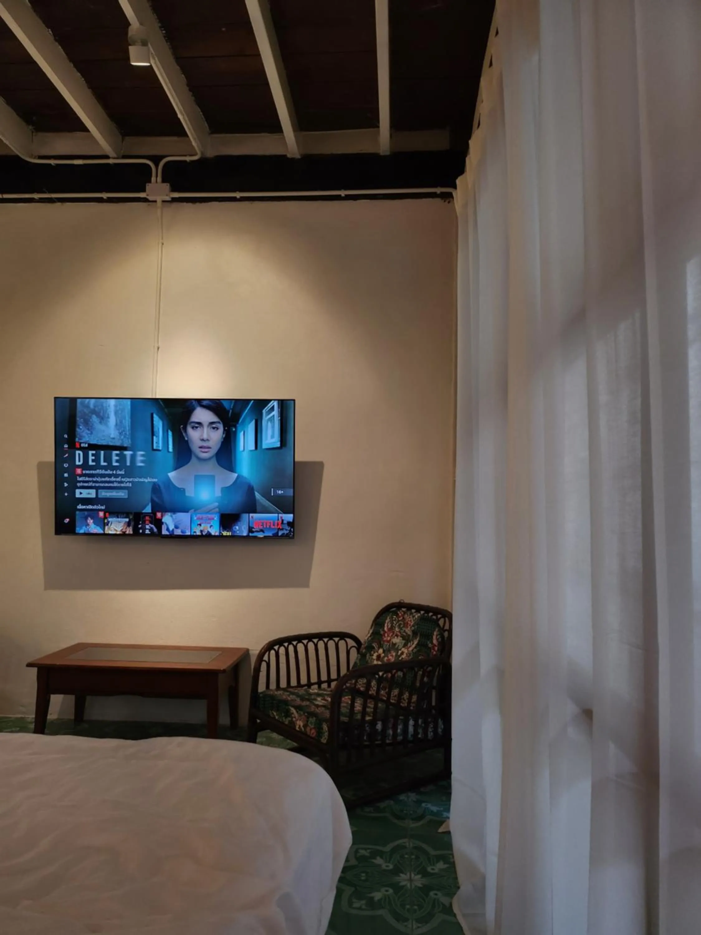 Communal lounge/ TV room, Bed in The Ordinary 8