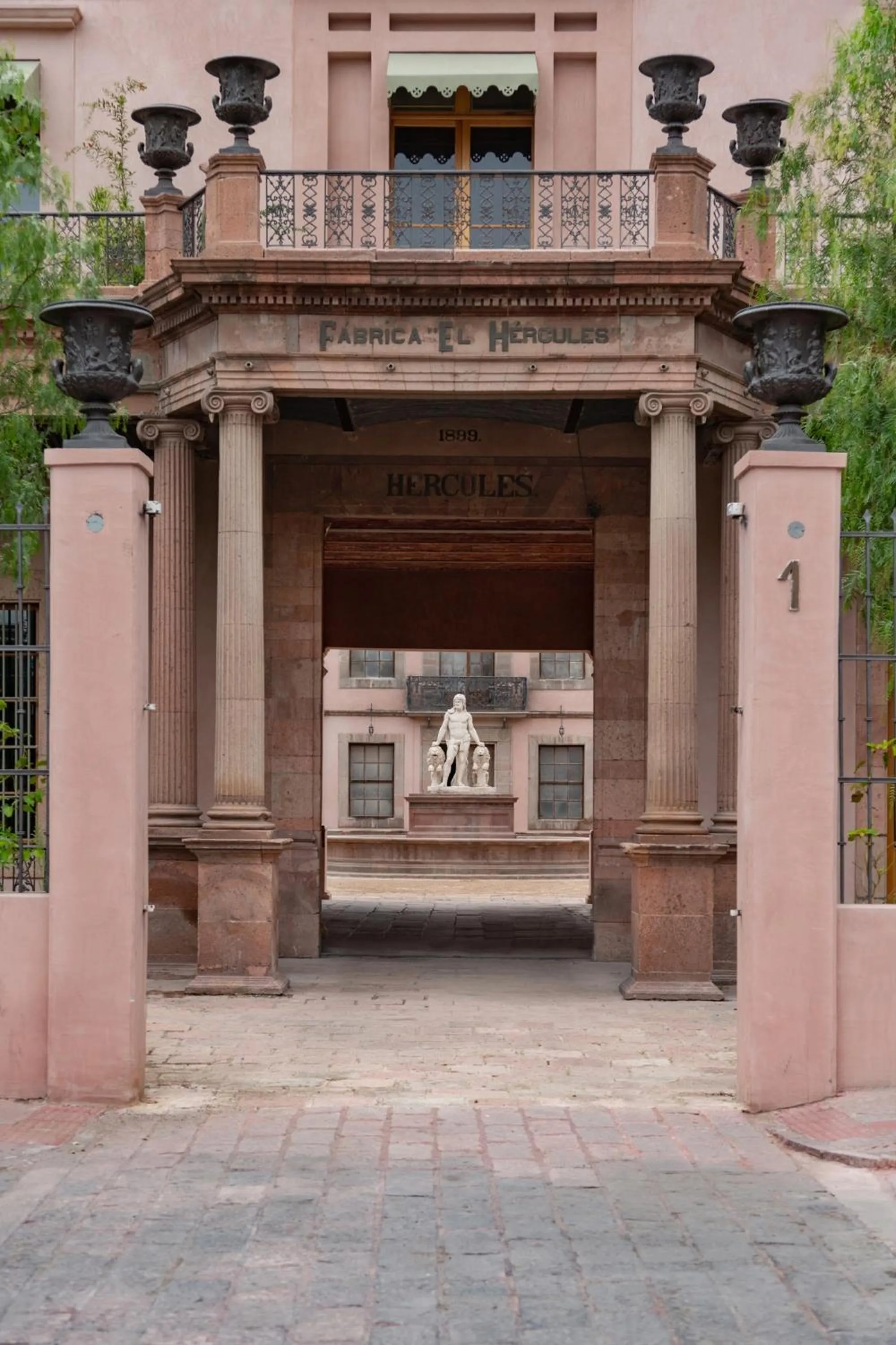 Property building in Hotel Hércules