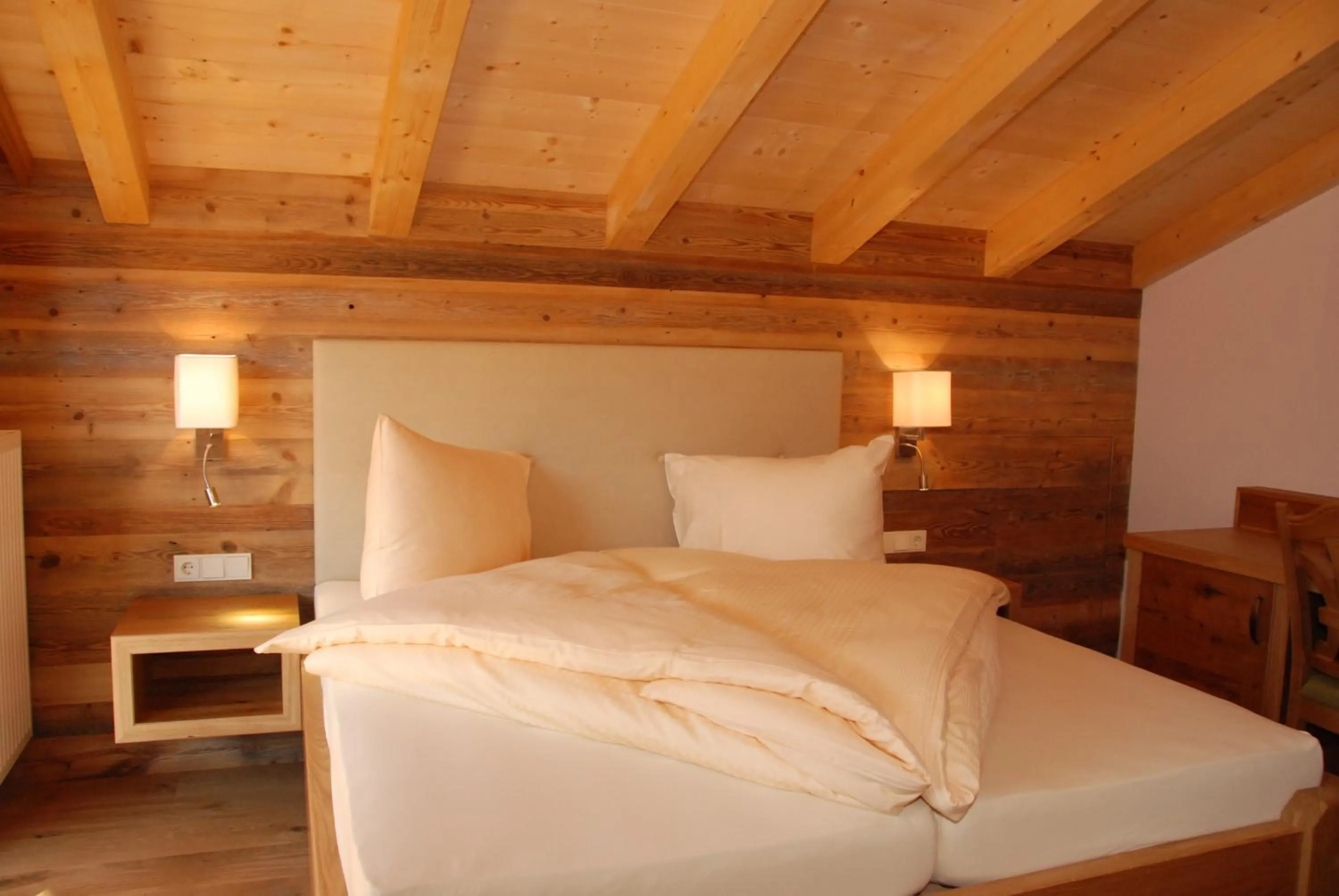 Photo of the whole room, Bed in Hotel Gasthof Erbhof Anderlhof