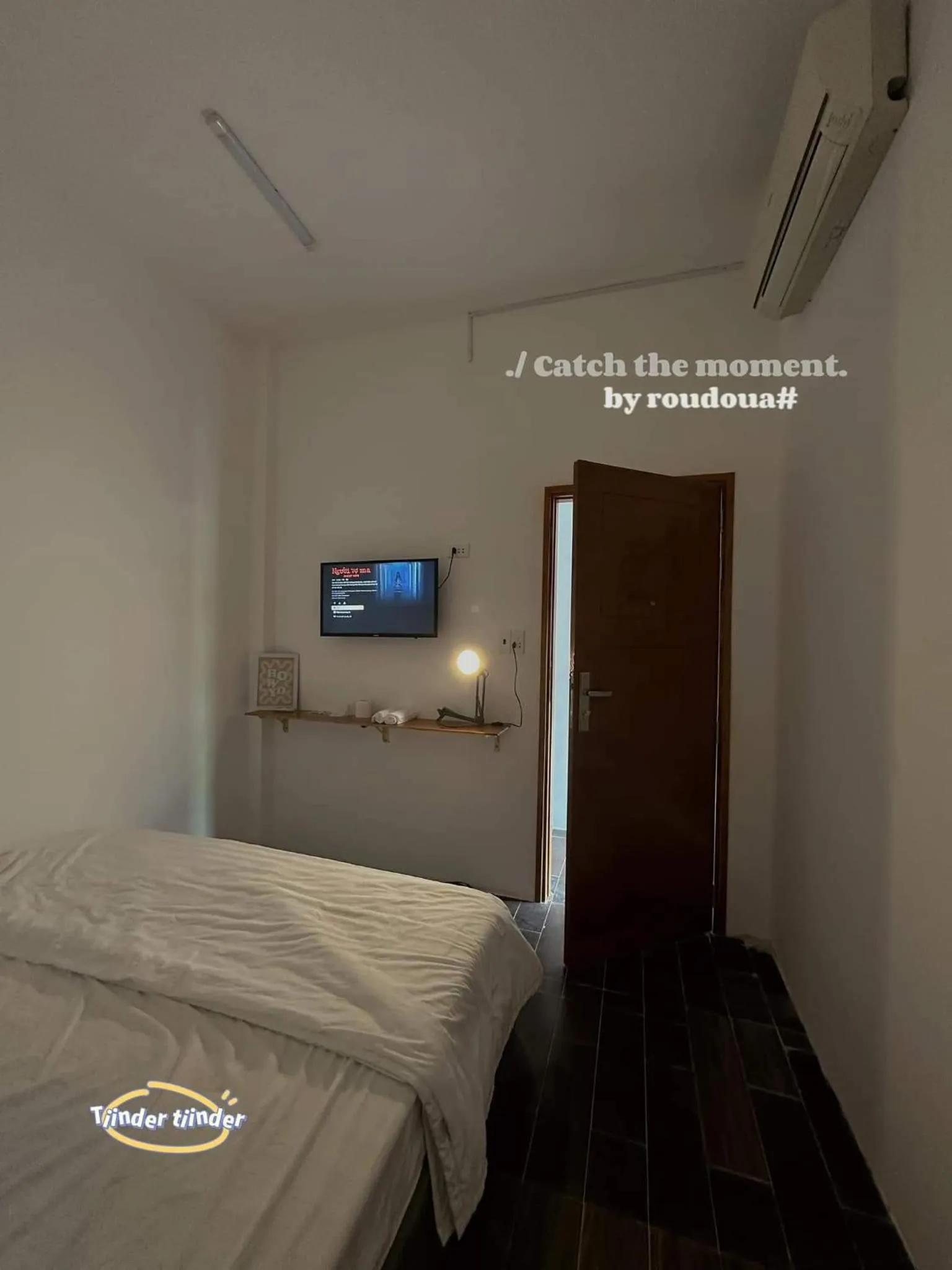 Communal lounge/ TV room, Bed in Tiinder Hotel