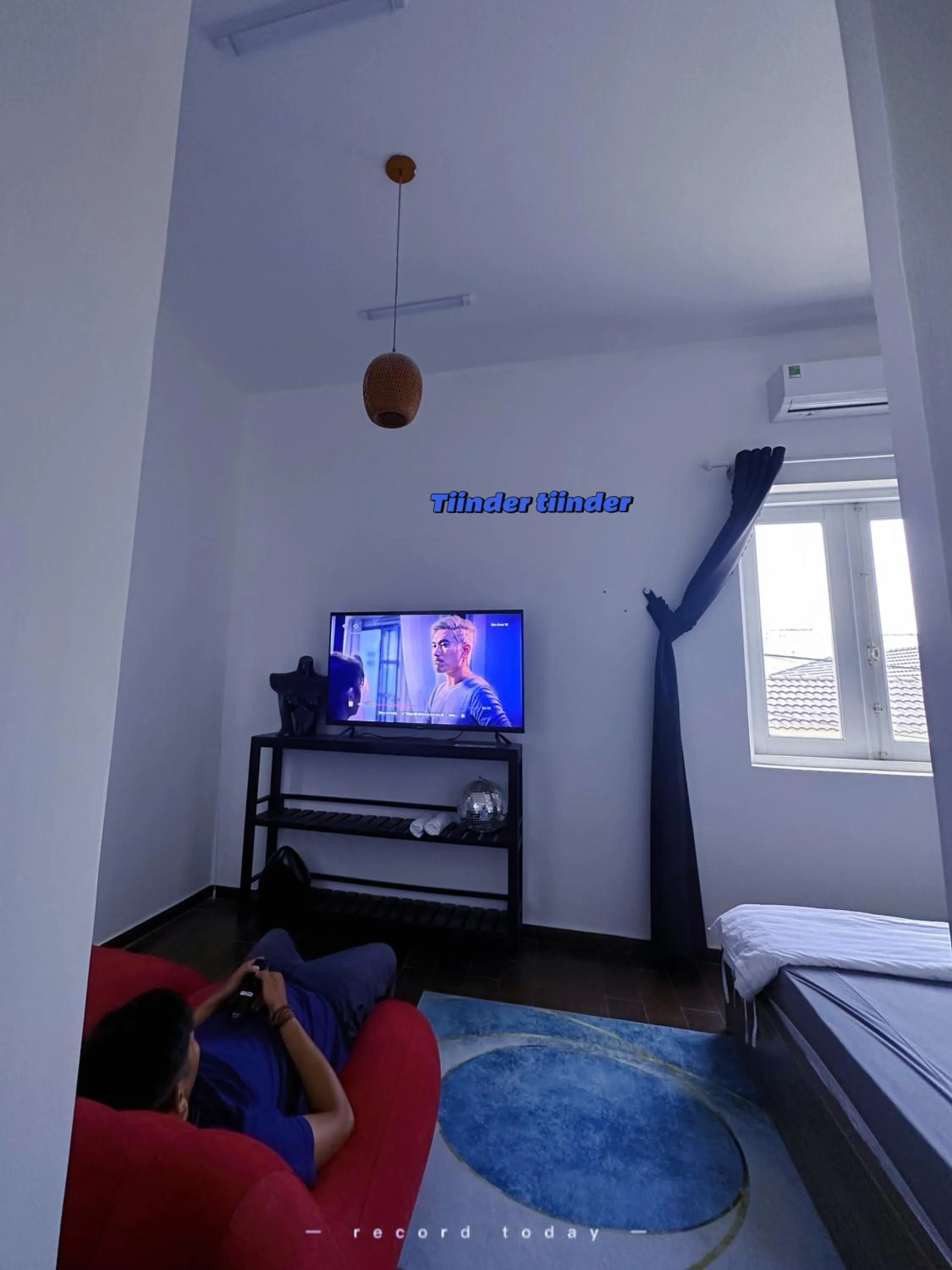 Communal lounge/ TV room, Bed in Tiinder Hotel