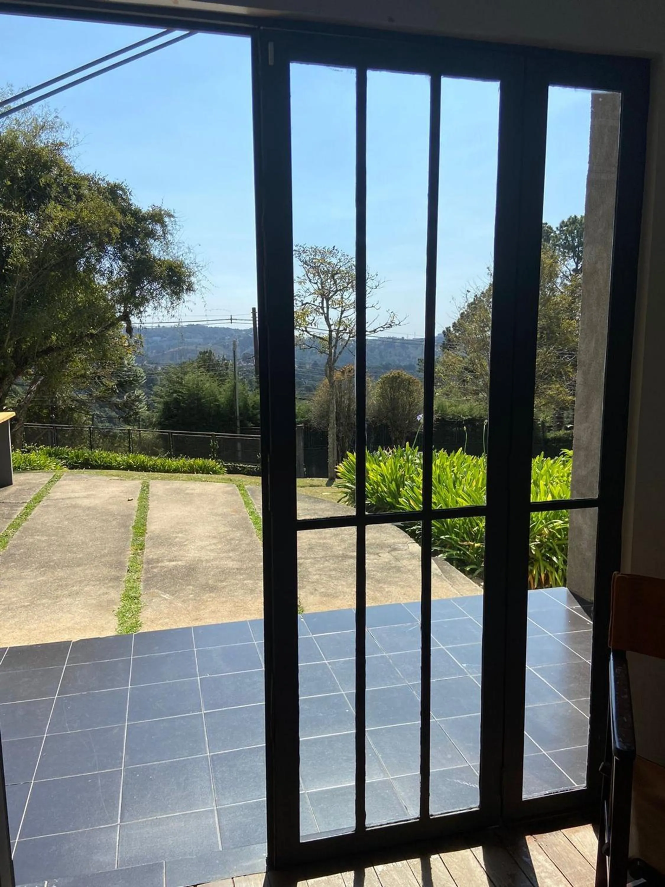 Casa de arquiteto com vista, jardim e lareira