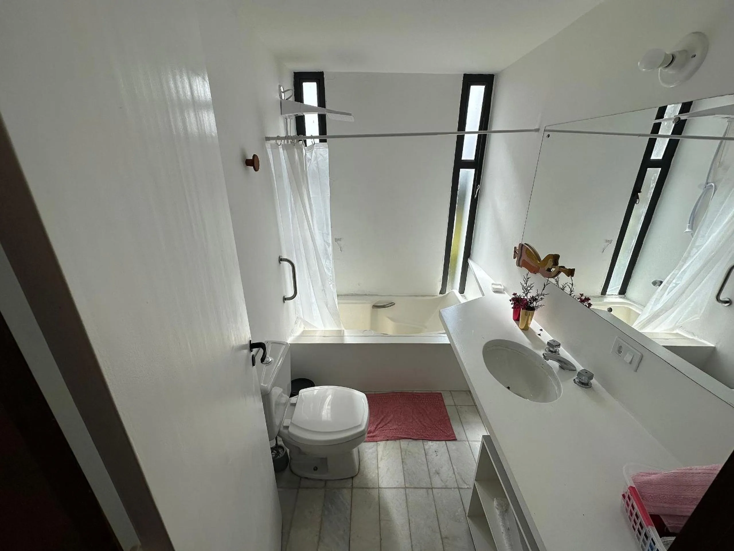 Toilet in Casa de arquiteto com vista, jardim e lareira