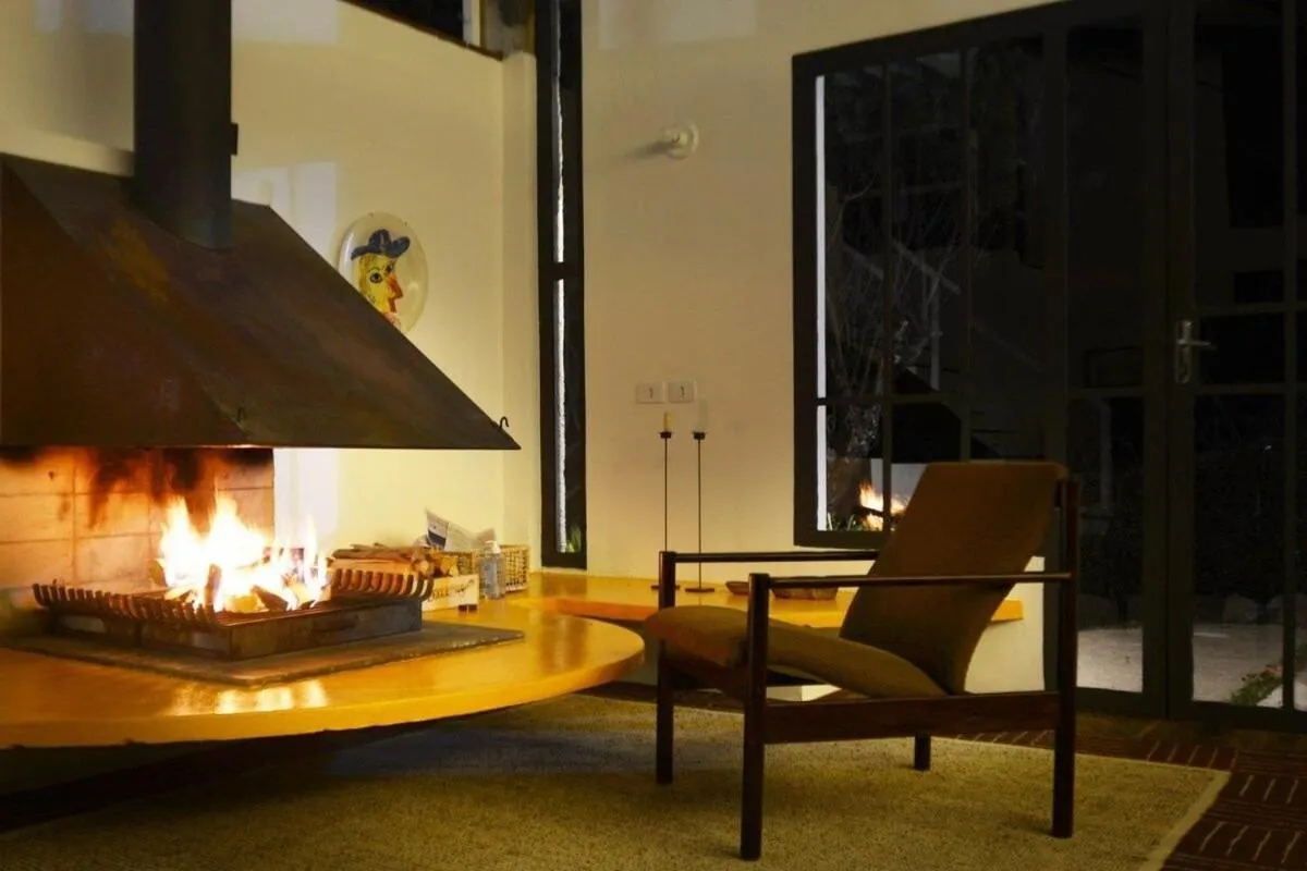 Living room in Casa de arquiteto com vista, jardim e lareira