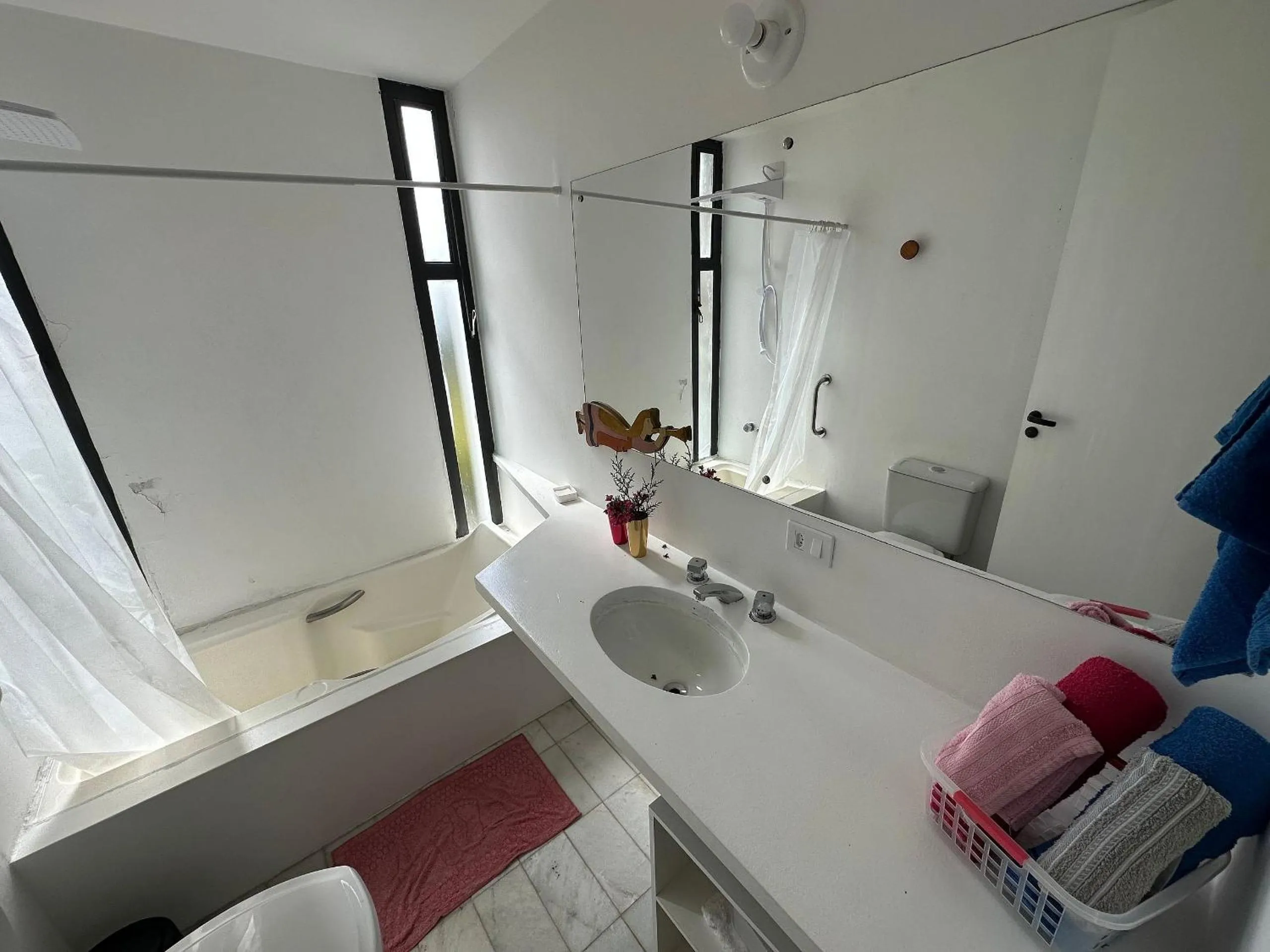 Toilet, Bed in Casa de arquiteto com vista, jardim e lareira