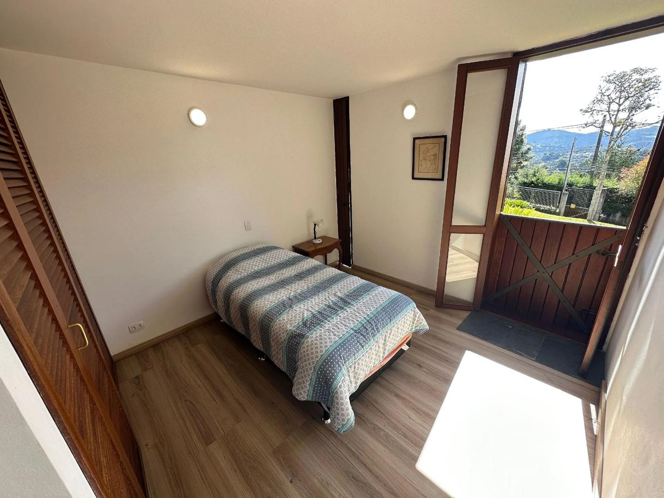 Bedroom, Bed in Casa de arquiteto com vista, jardim e lareira