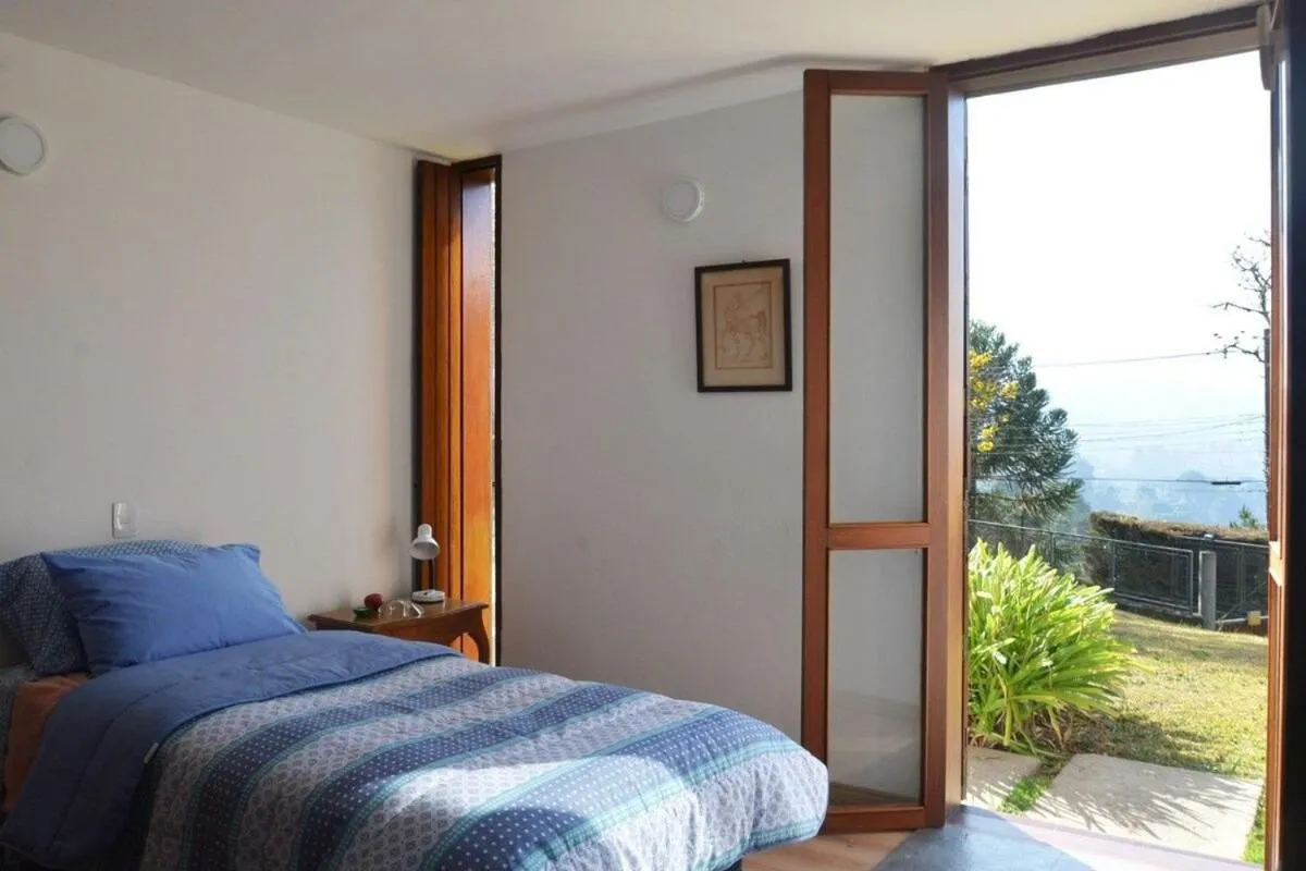 Bedroom, Bed in Casa de arquiteto com vista, jardim e lareira