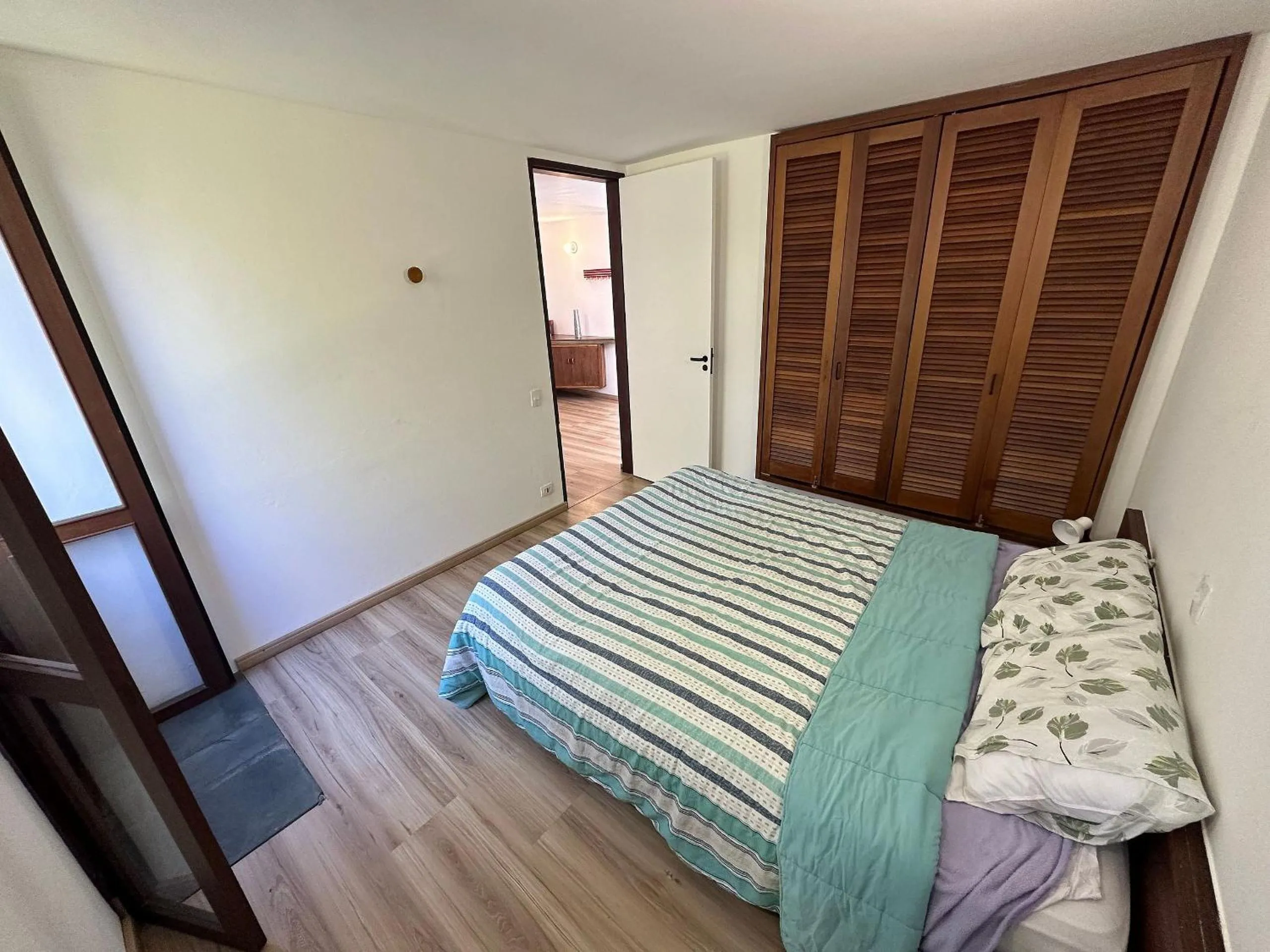 Bedroom, Bed in Casa de arquiteto com vista, jardim e lareira