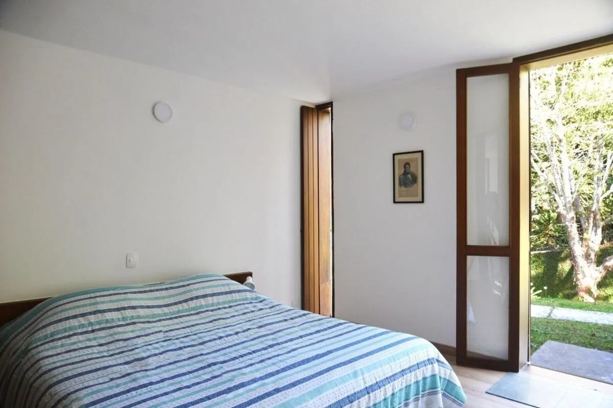Bedroom, Bed in Casa de arquiteto com vista, jardim e lareira