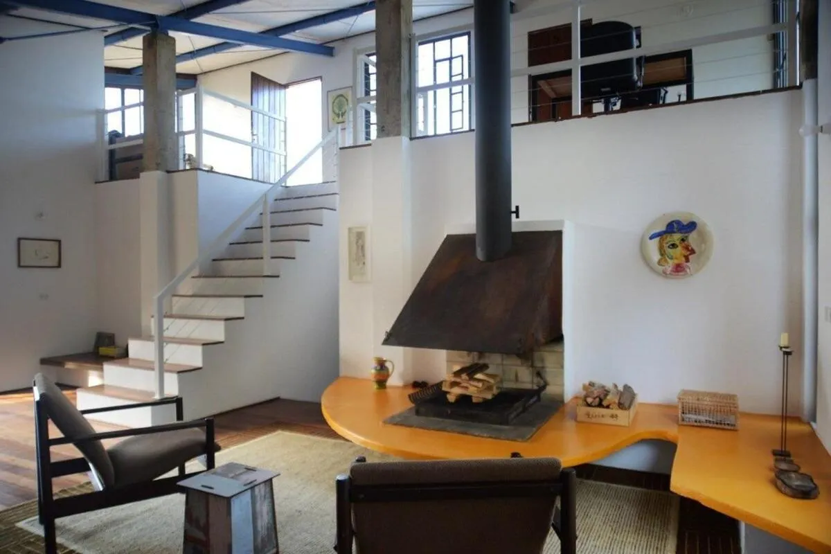 Living room in Casa de arquiteto com vista, jardim e lareira