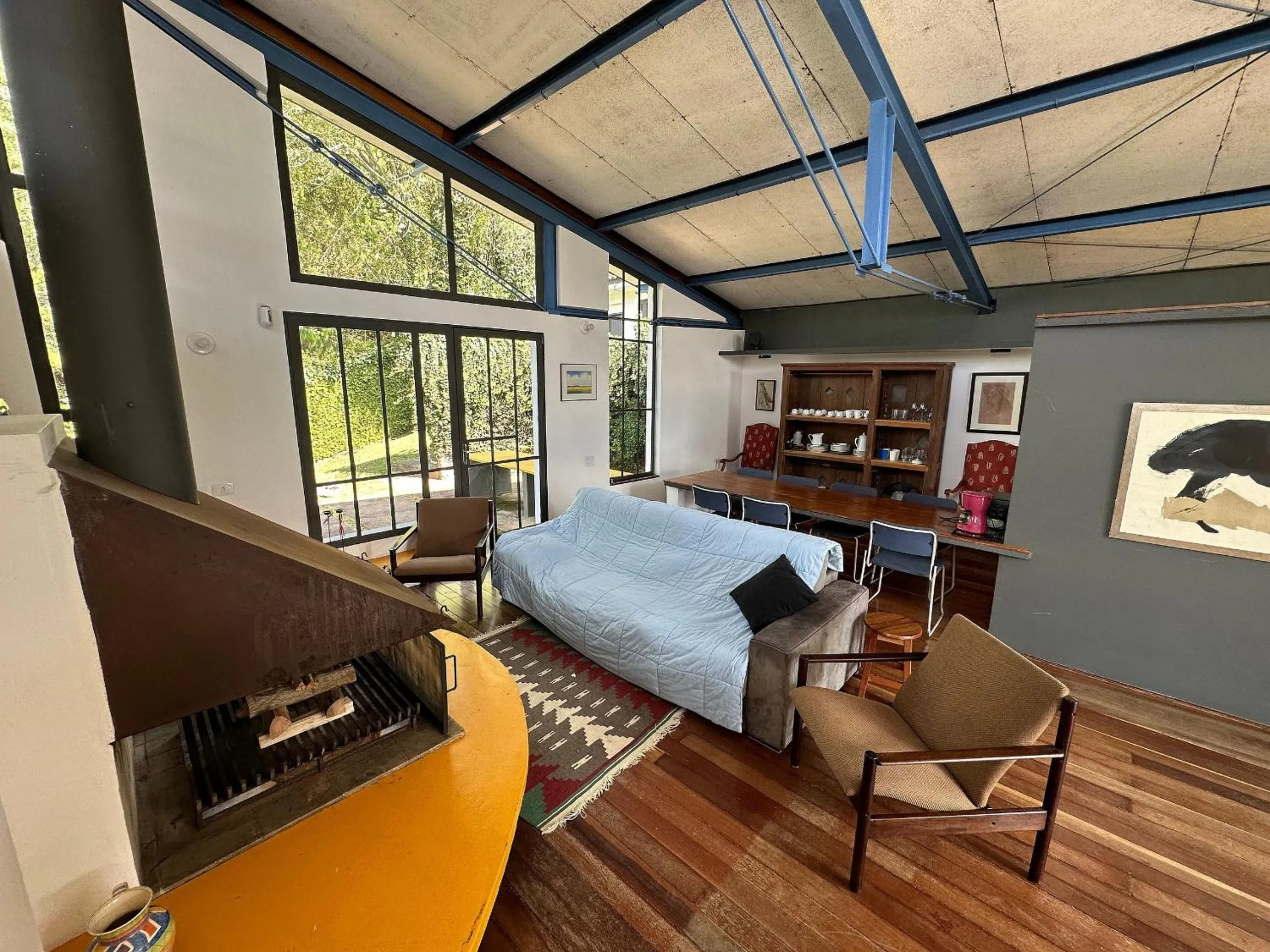 Living room, Bed in Casa de arquiteto com vista, jardim e lareira