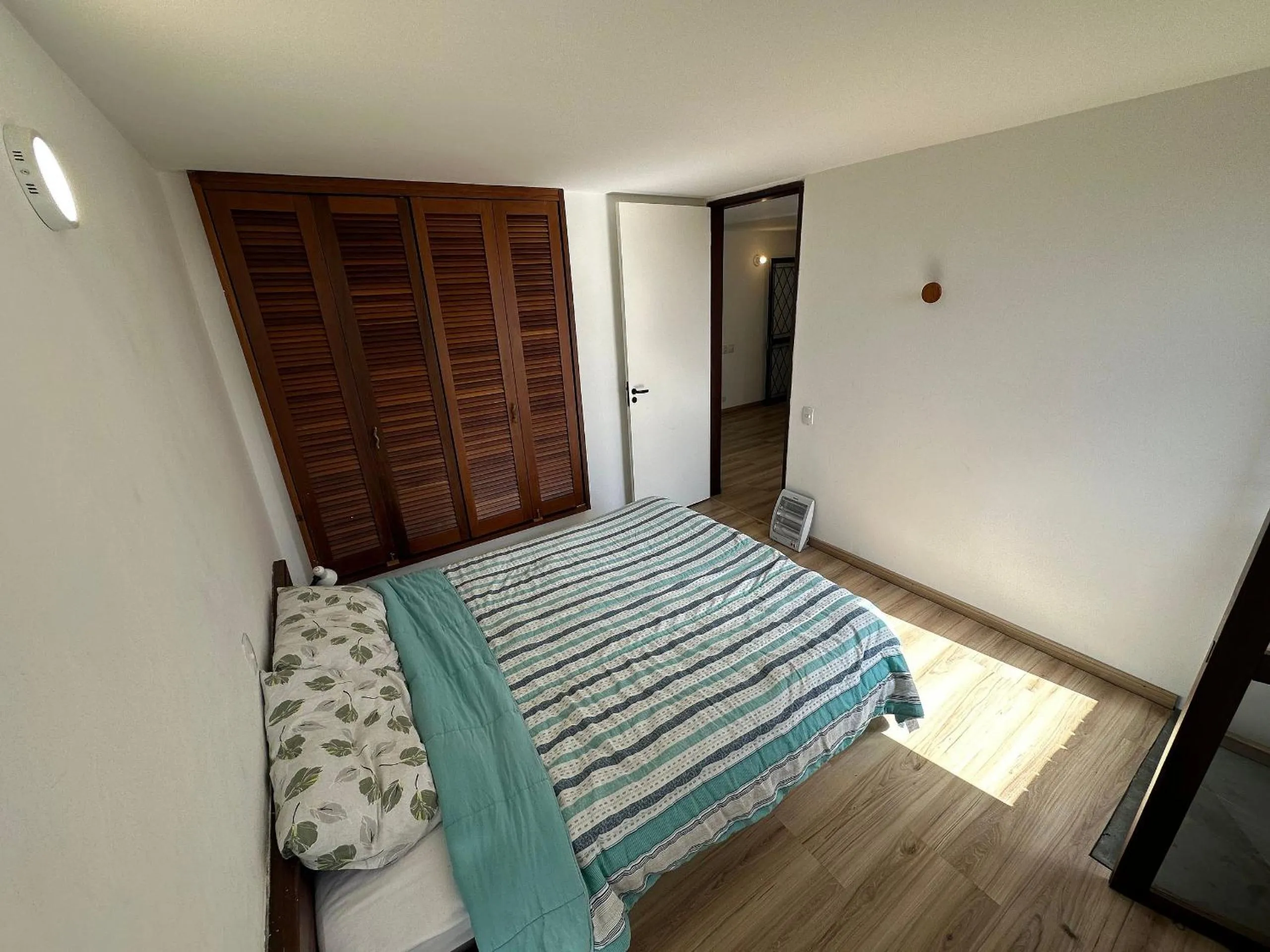 Bedroom, Bed in Casa de arquiteto com vista, jardim e lareira