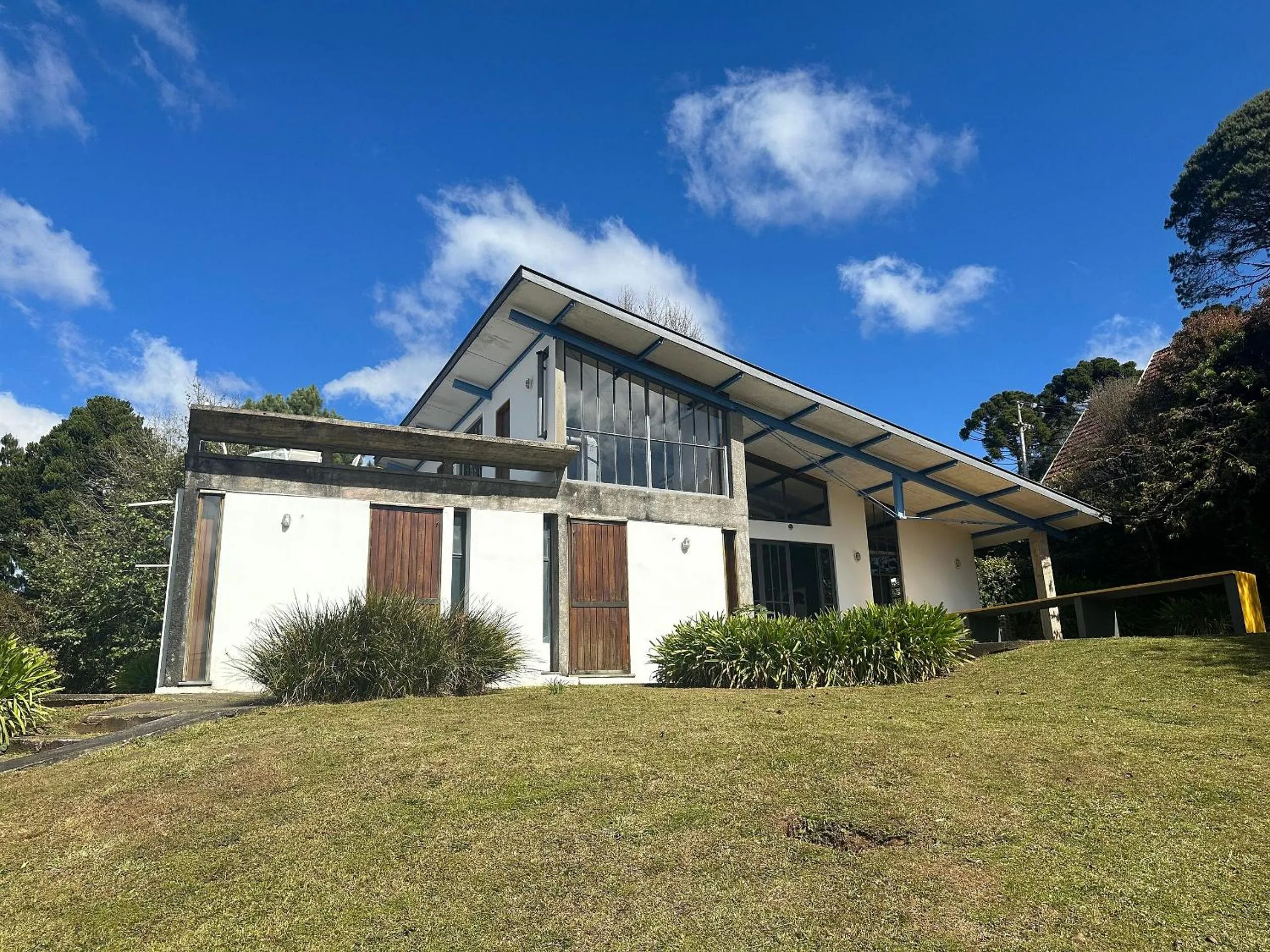 Casa de arquiteto com vista, jardim e lareira