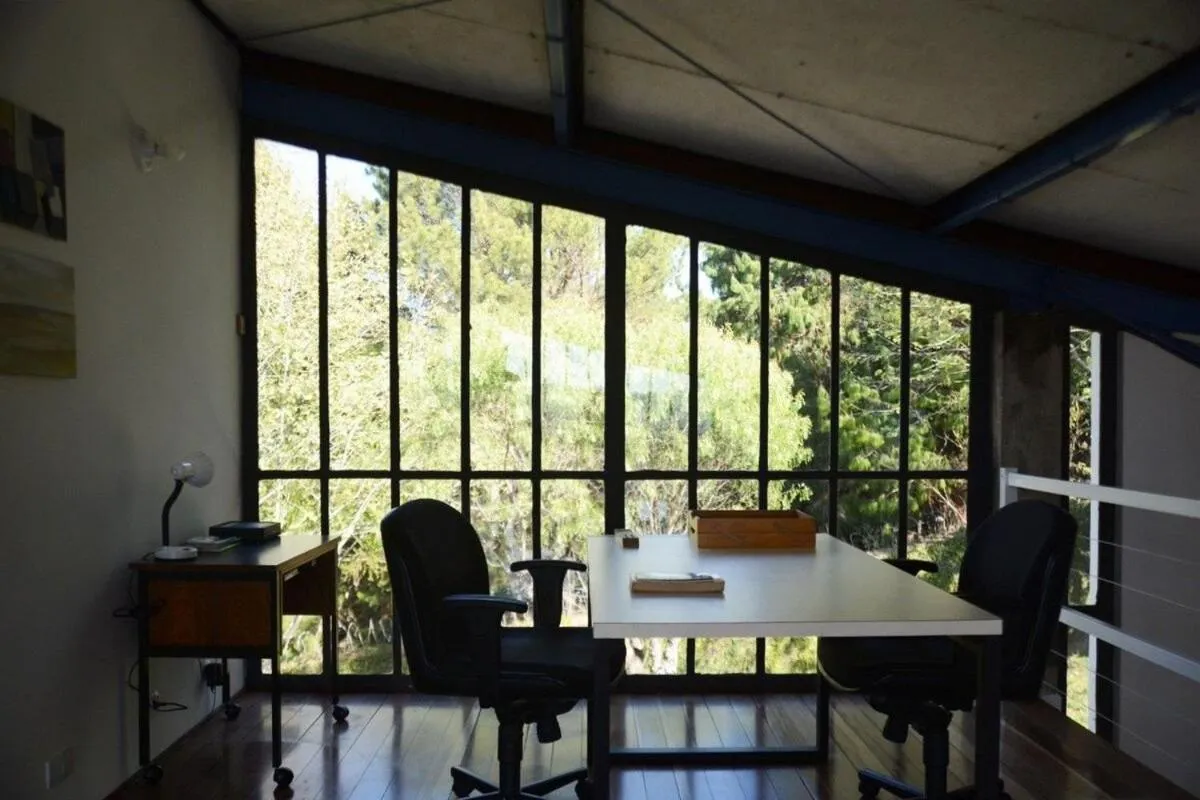 Casa de arquiteto com vista, jardim e lareira