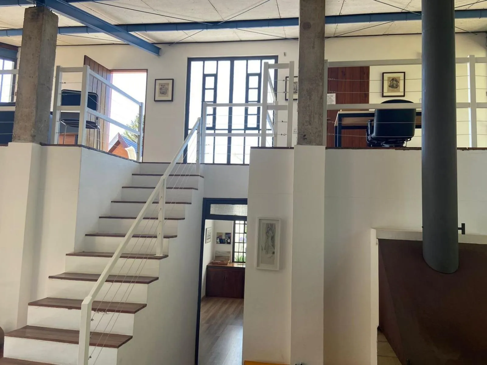 Casa de arquiteto com vista, jardim e lareira