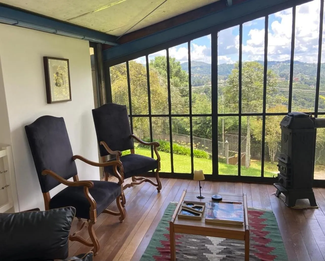 Casa de arquiteto com vista, jardim e lareira