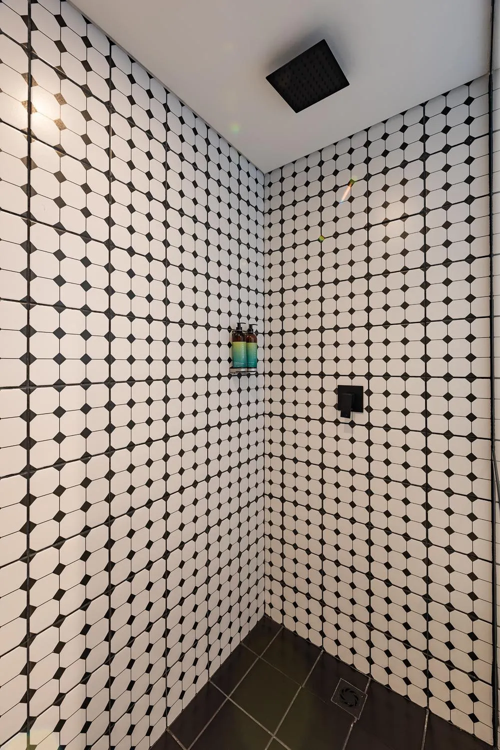 Shower in Nakúa Stay & Work Hotel