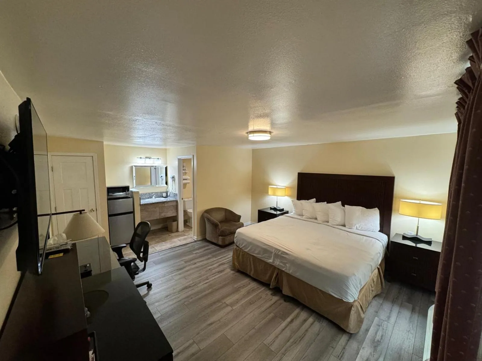 Bed in Relax Inn of Medford