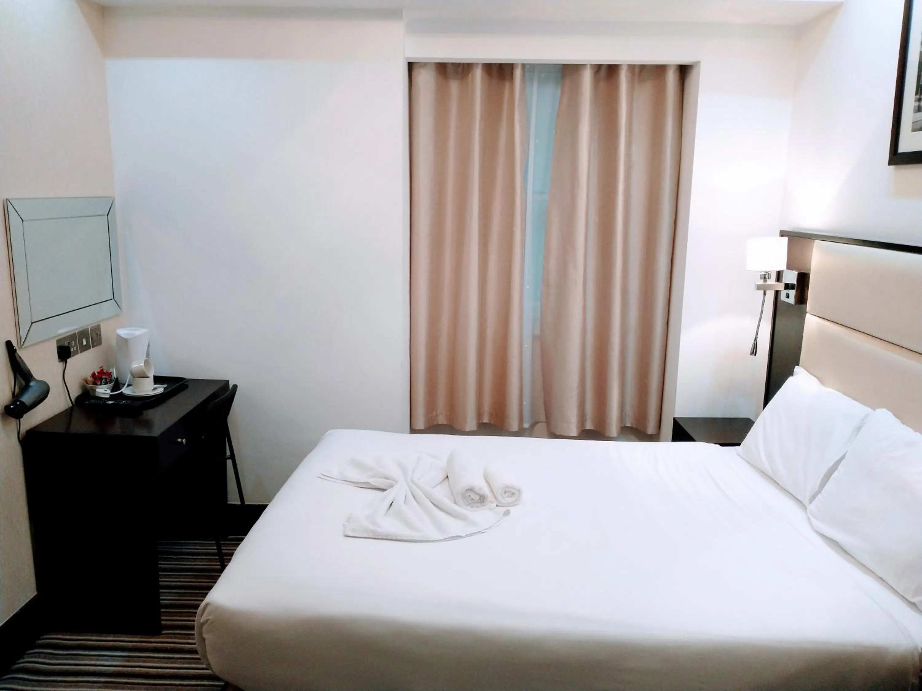 Bedroom, Bed in Hotel Edward Paddington