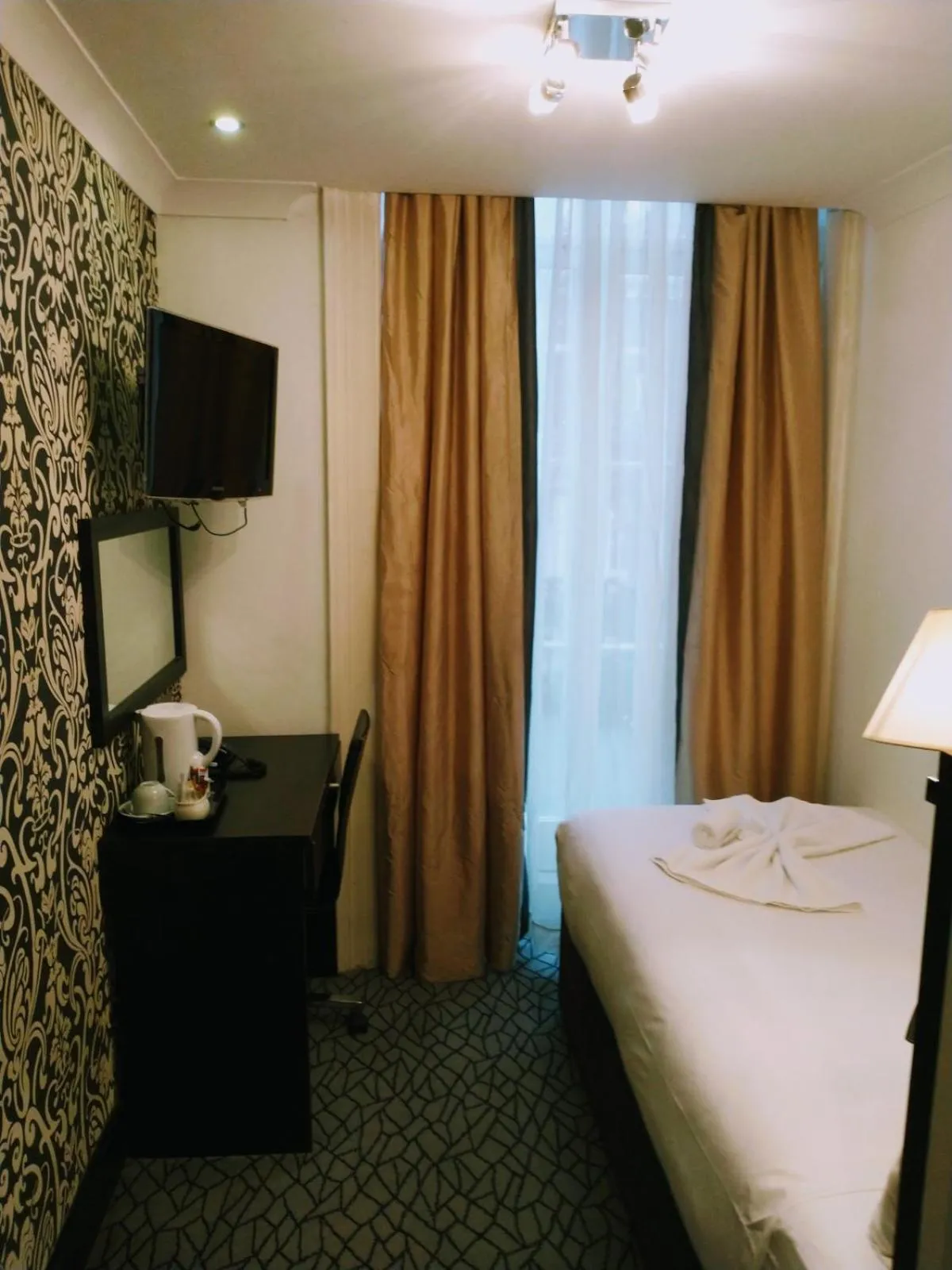 Bedroom, Bed in Hotel Edward Paddington