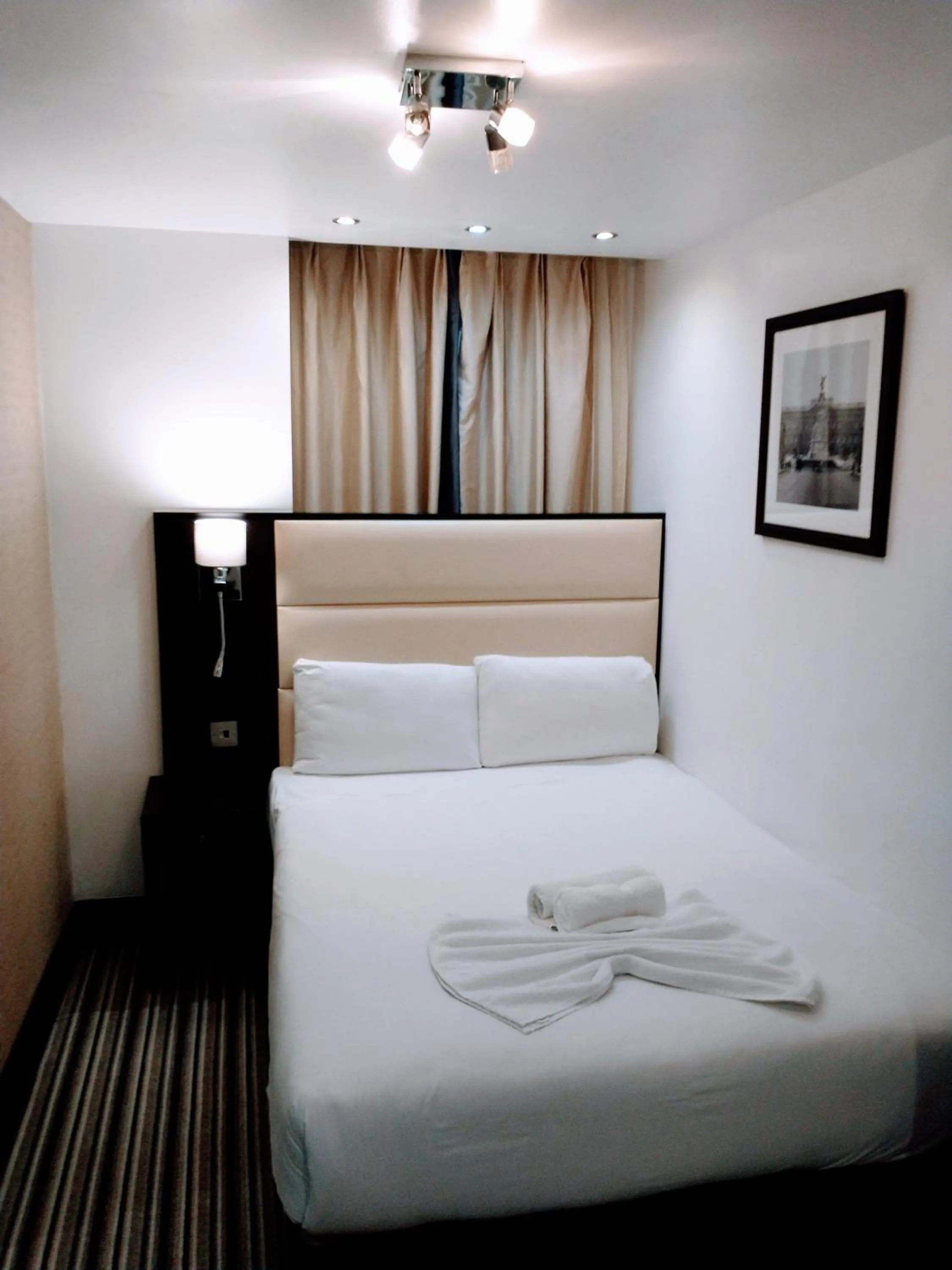 Bedroom, Bed in Hotel Edward Paddington