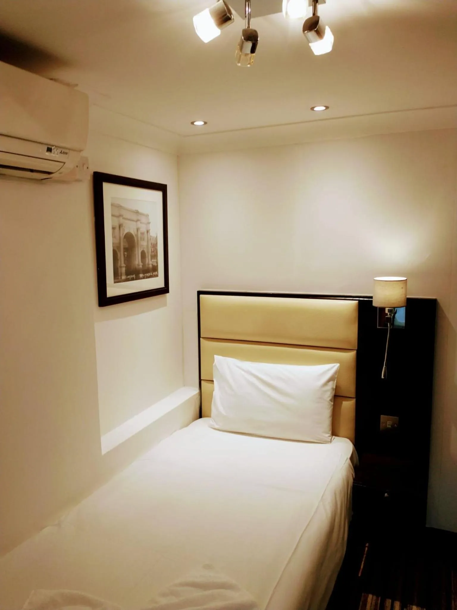 Bed in Hotel Edward Paddington