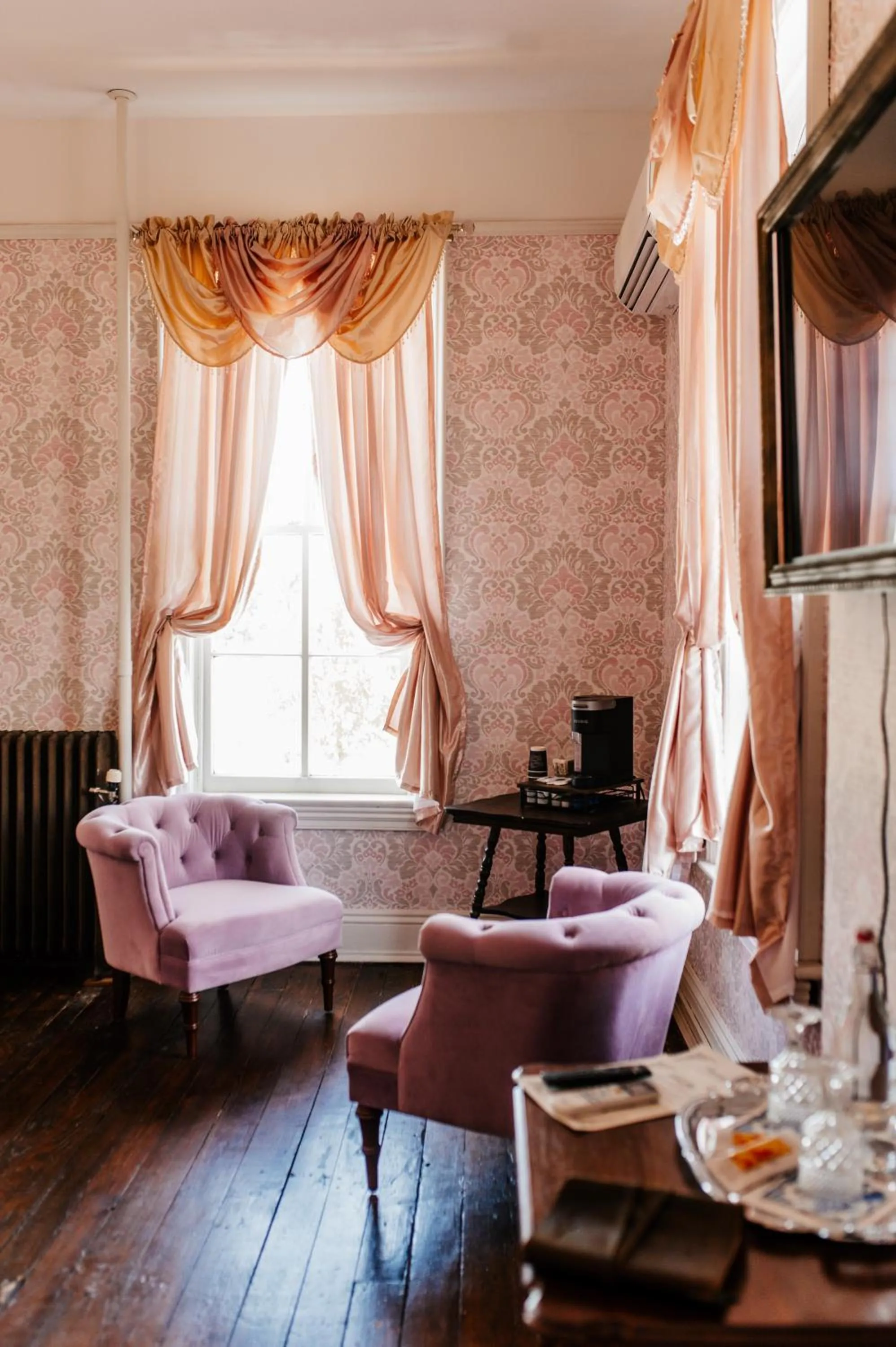 Seating area in White House Hotel