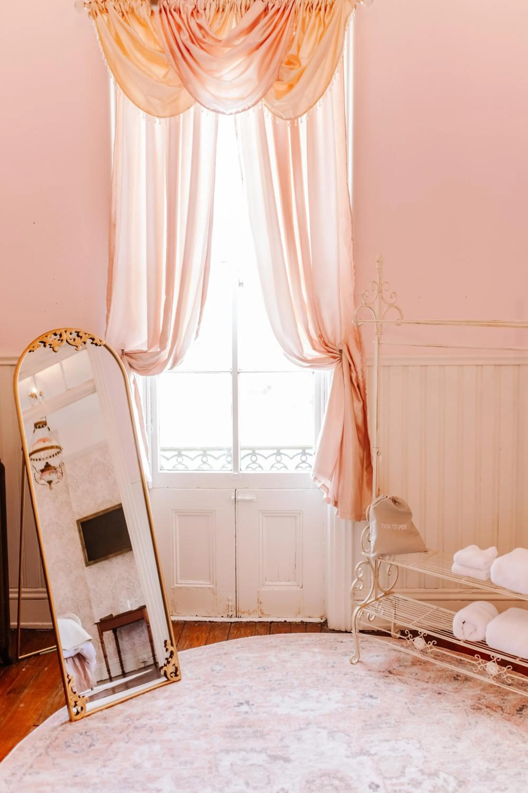 Bathroom, Bed in White House Hotel