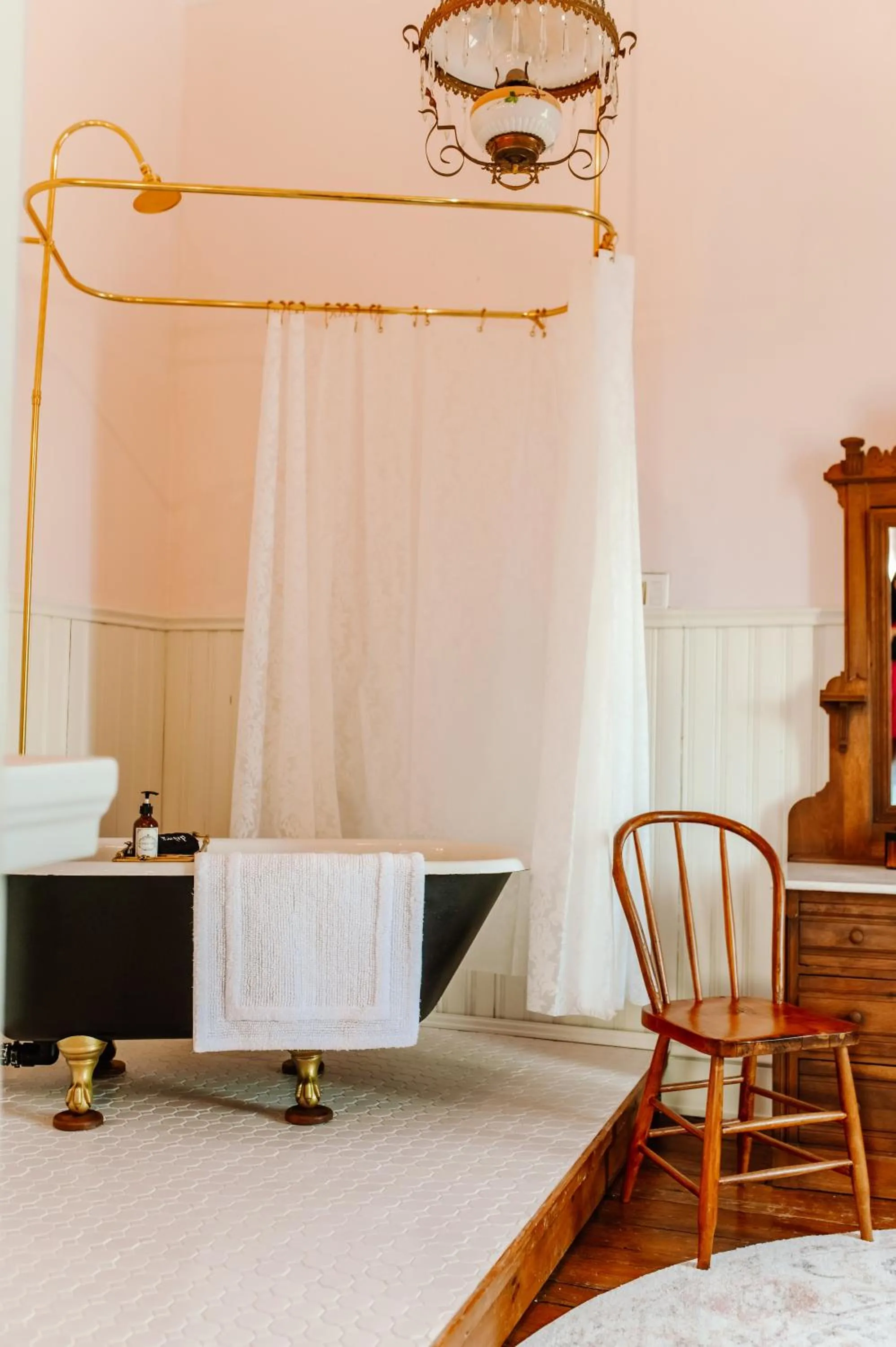 Bathroom, Bed in White House Hotel