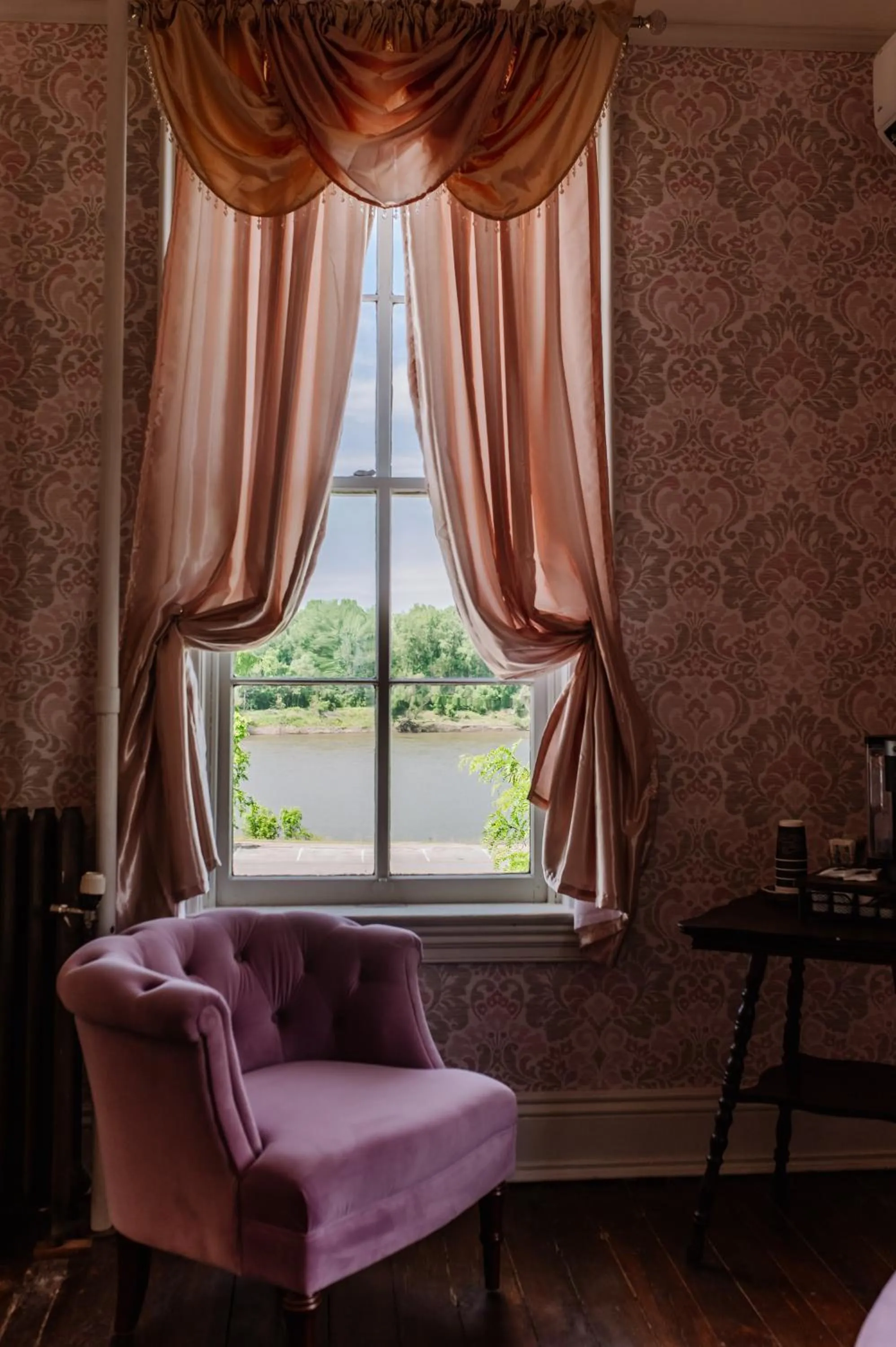 Seating area, Bed in White House Hotel